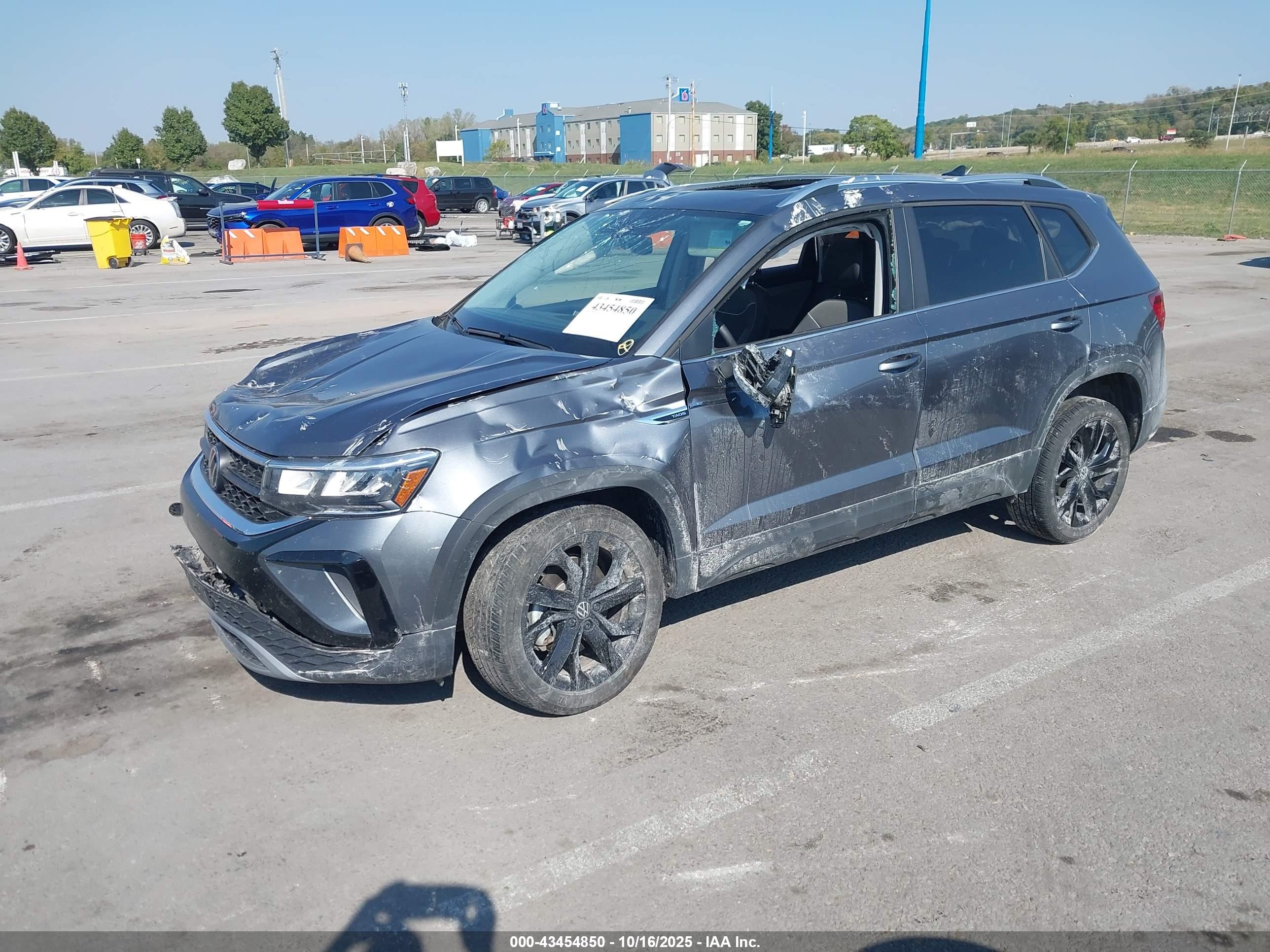 VOLKSWAGEN TAOS image 2