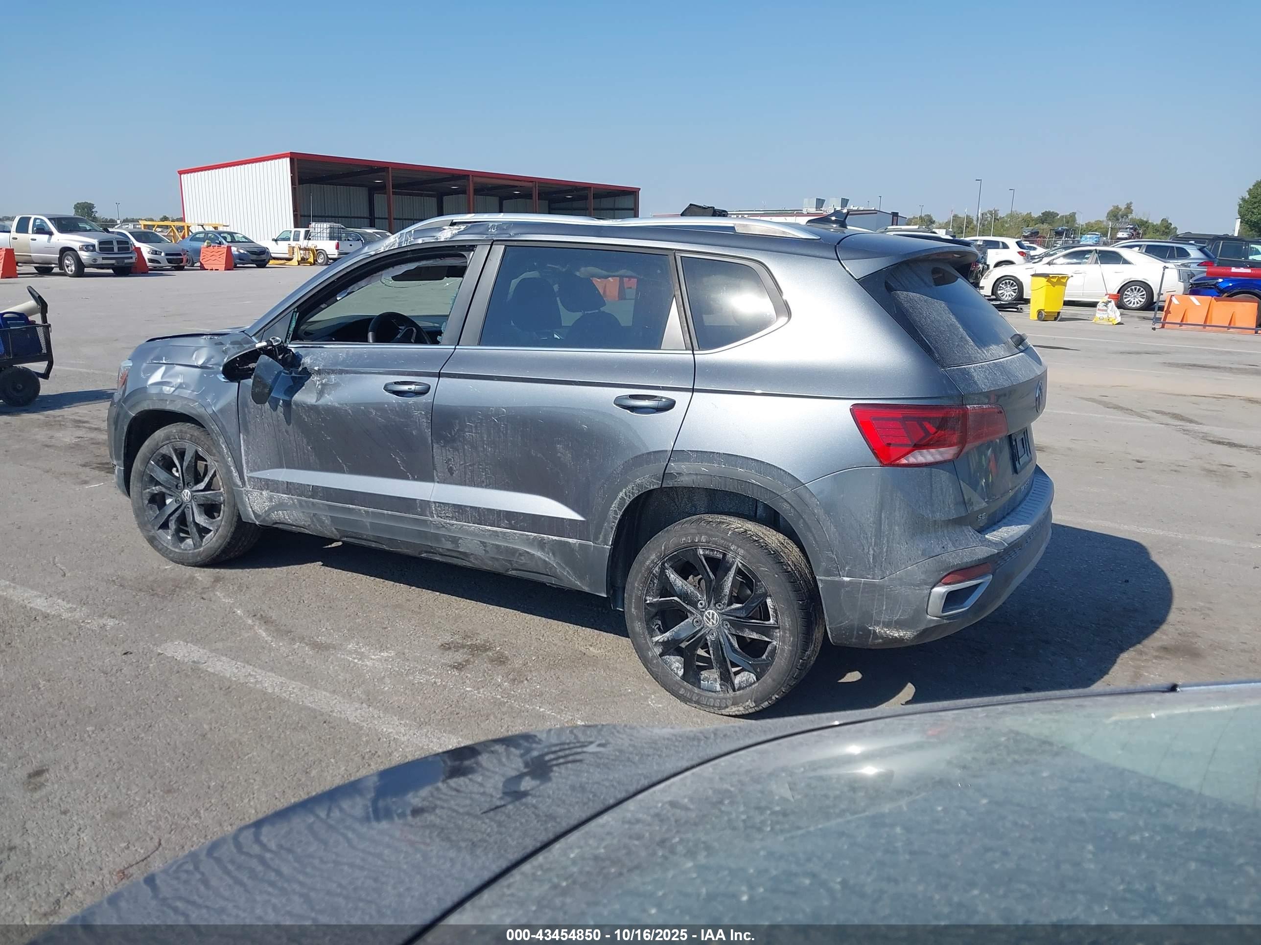 VOLKSWAGEN TAOS image 3