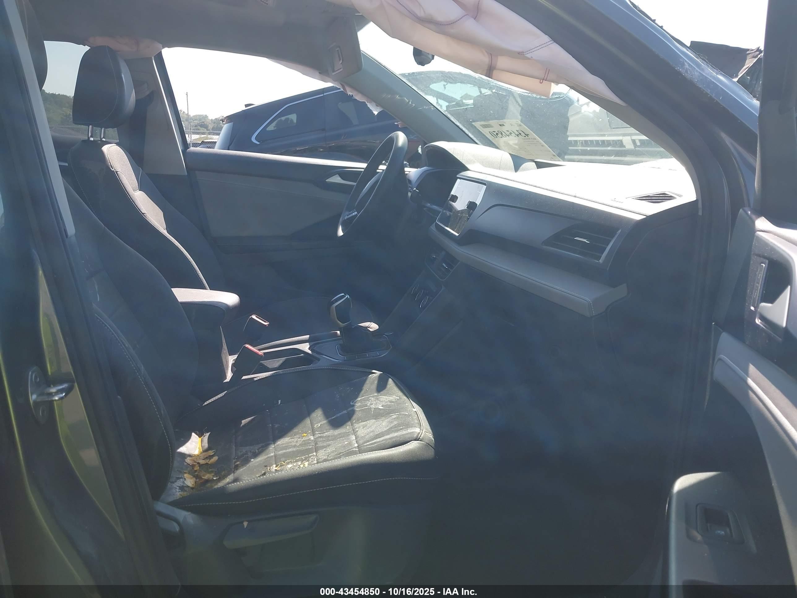 VOLKSWAGEN TAOS image 5