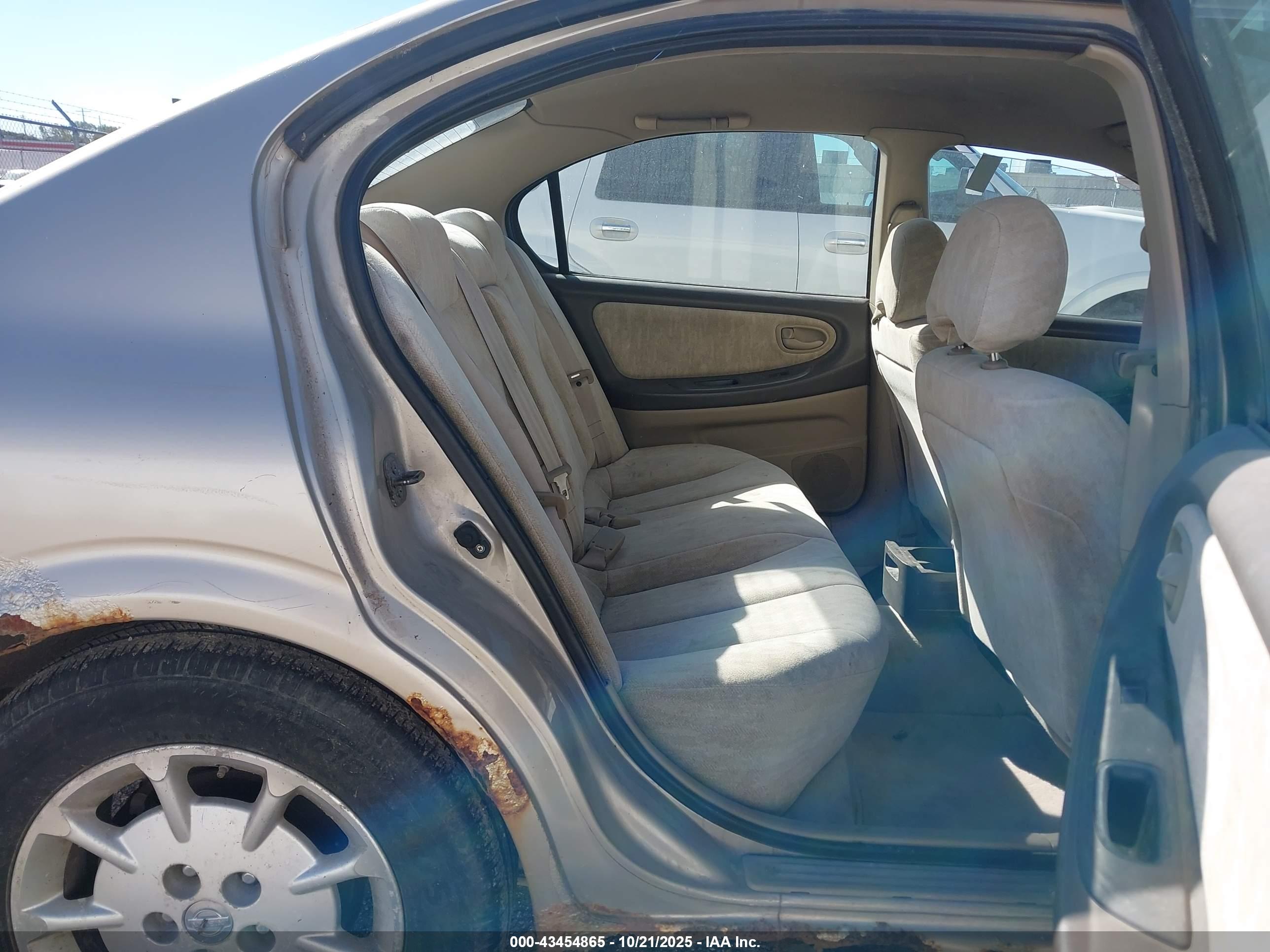 NISSAN MAXIMA image 8
