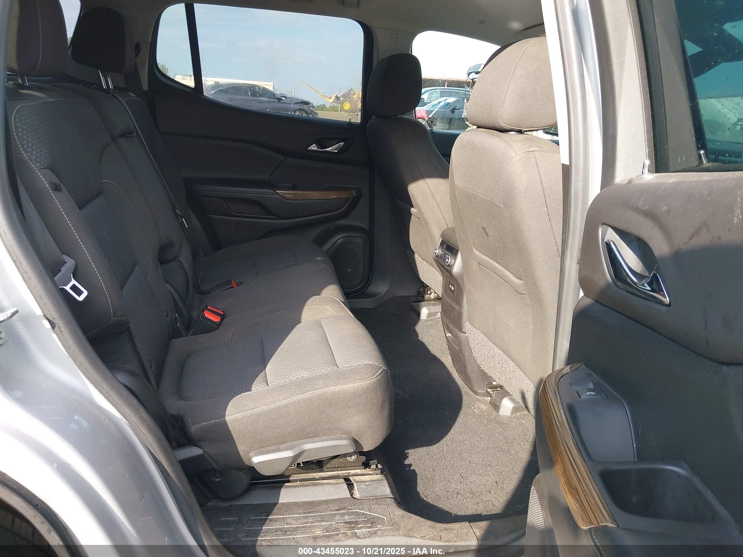 GMC ACADIA image 8