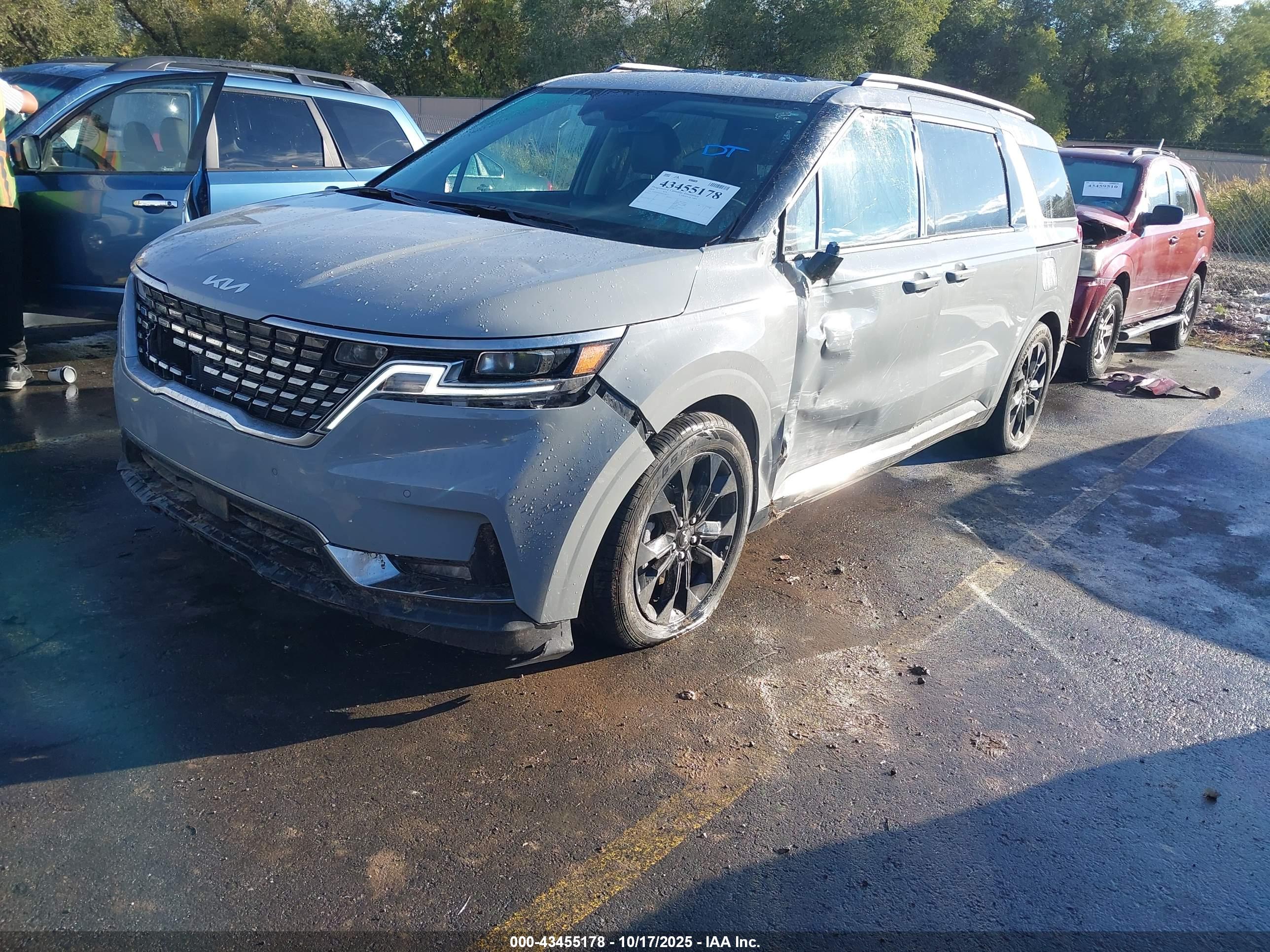 KIA CARNIVAL image 2