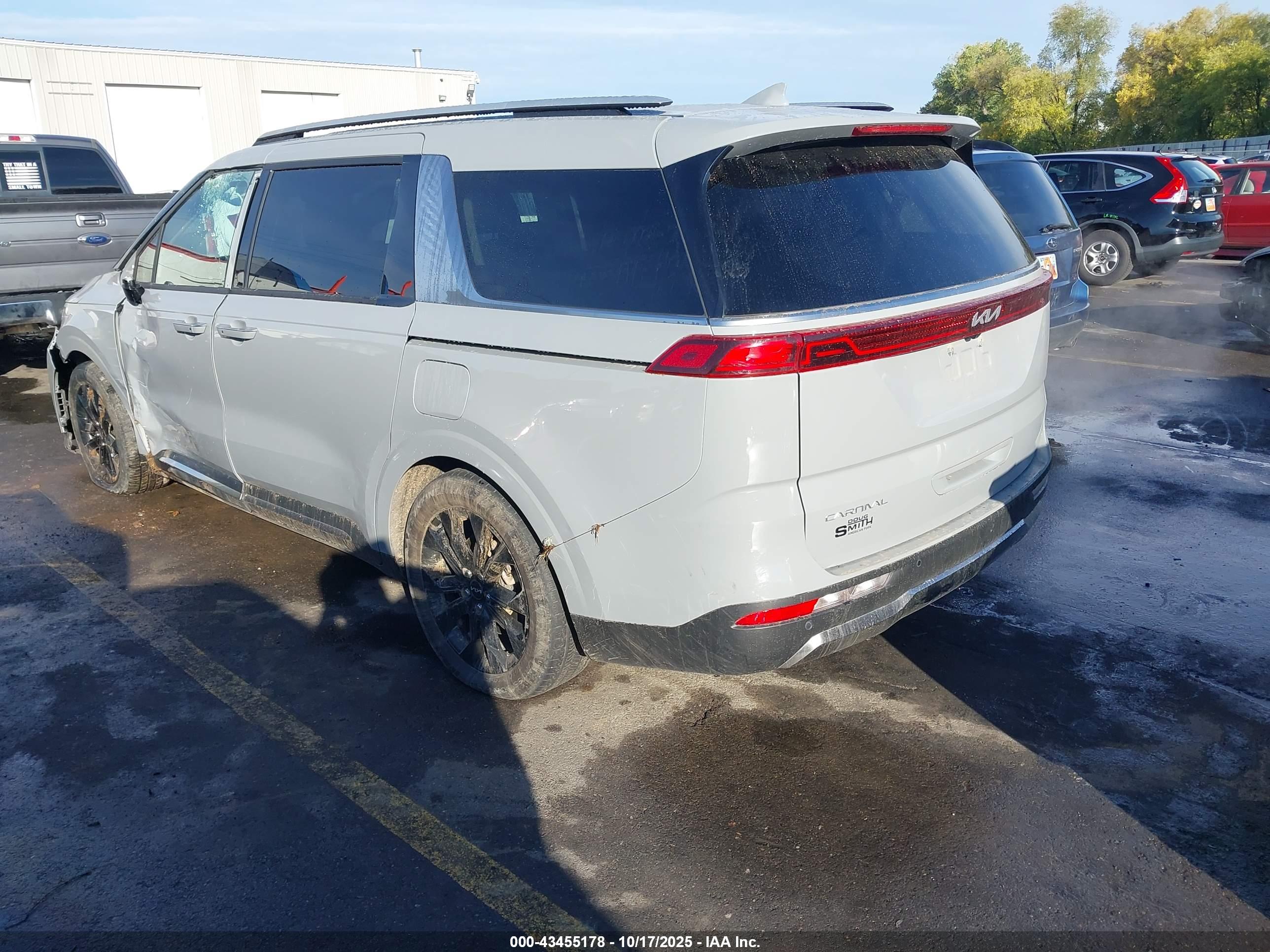 KIA CARNIVAL image 3