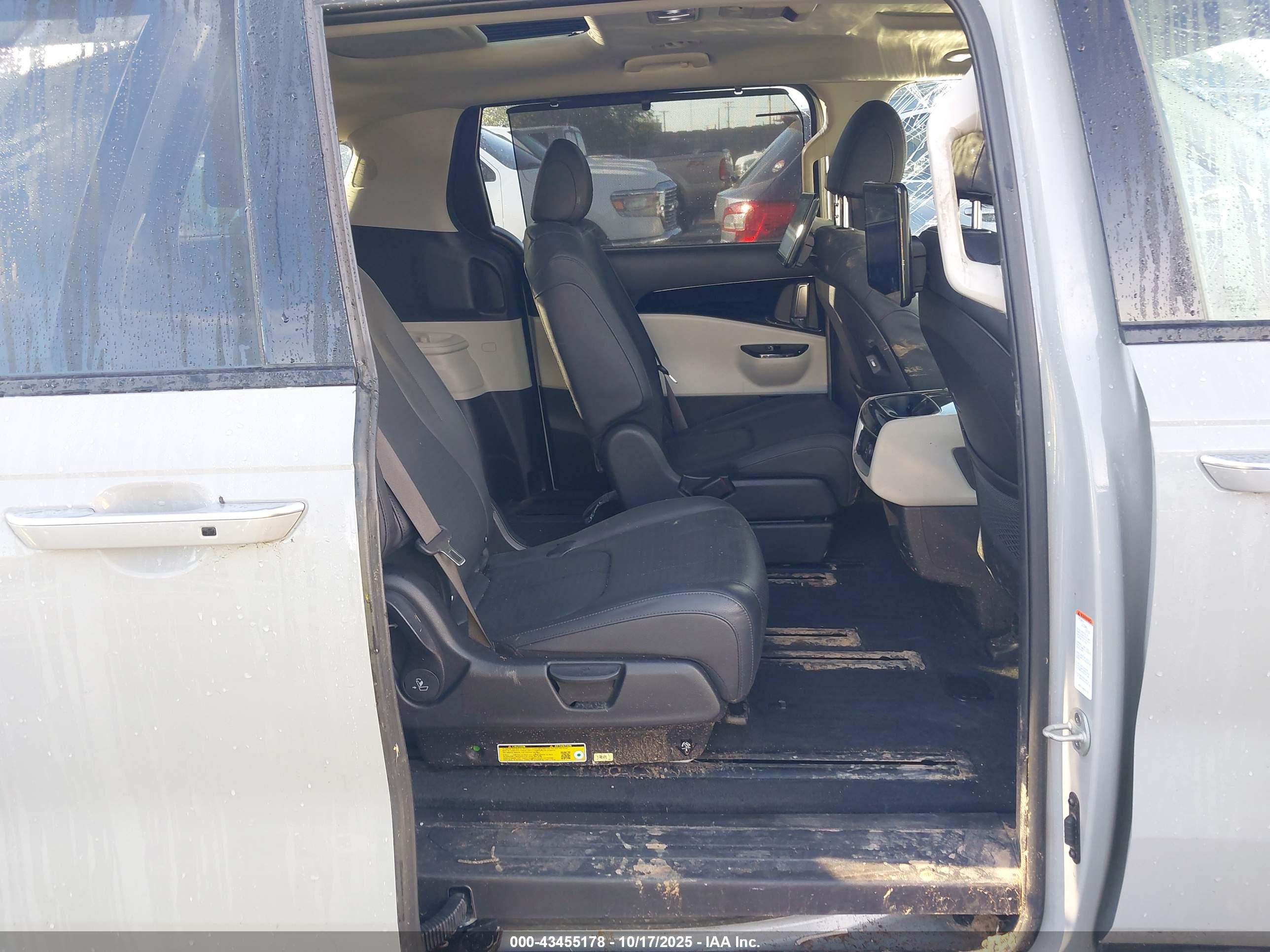 KIA CARNIVAL image 8