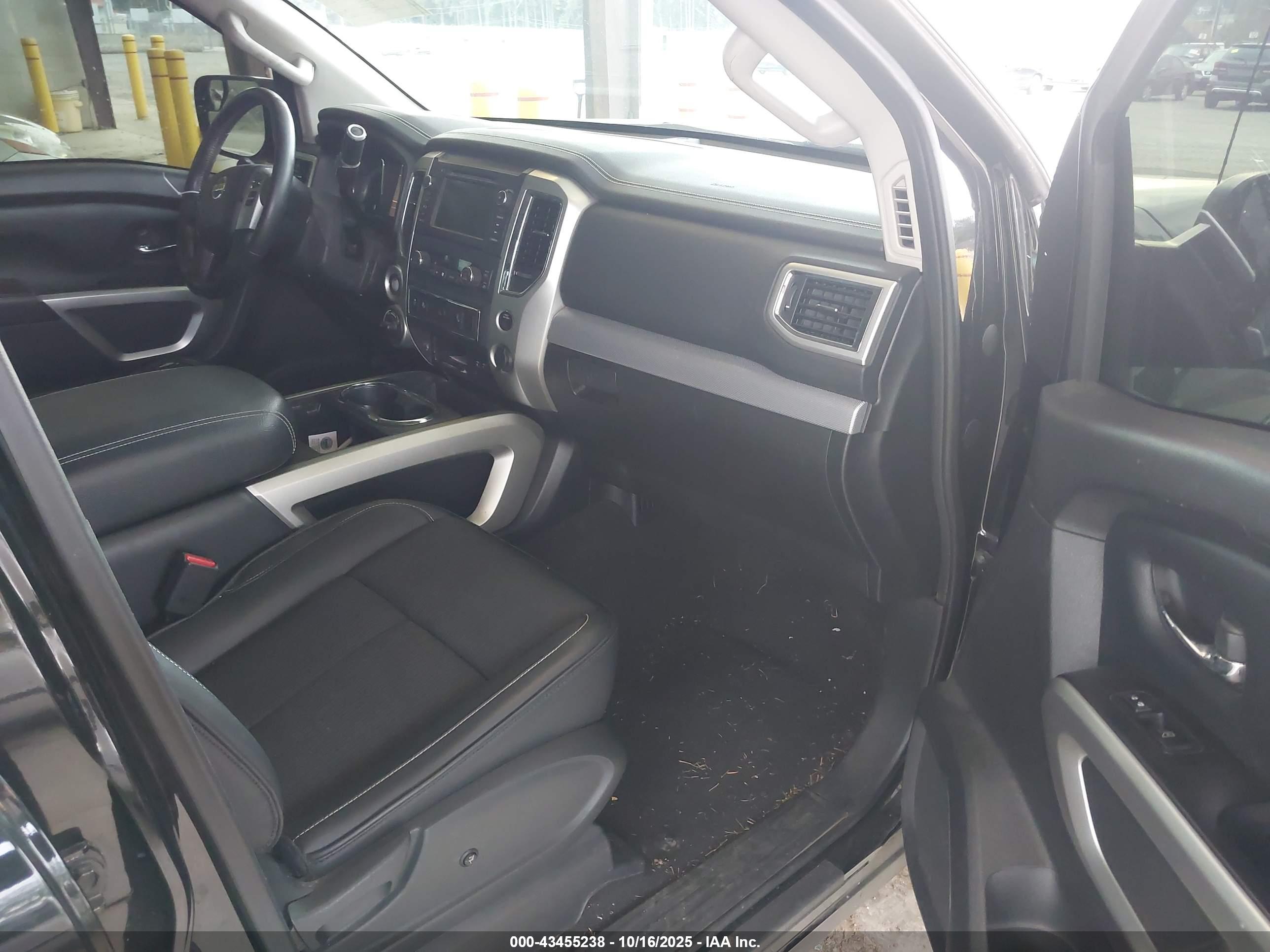 NISSAN TITAN image 5