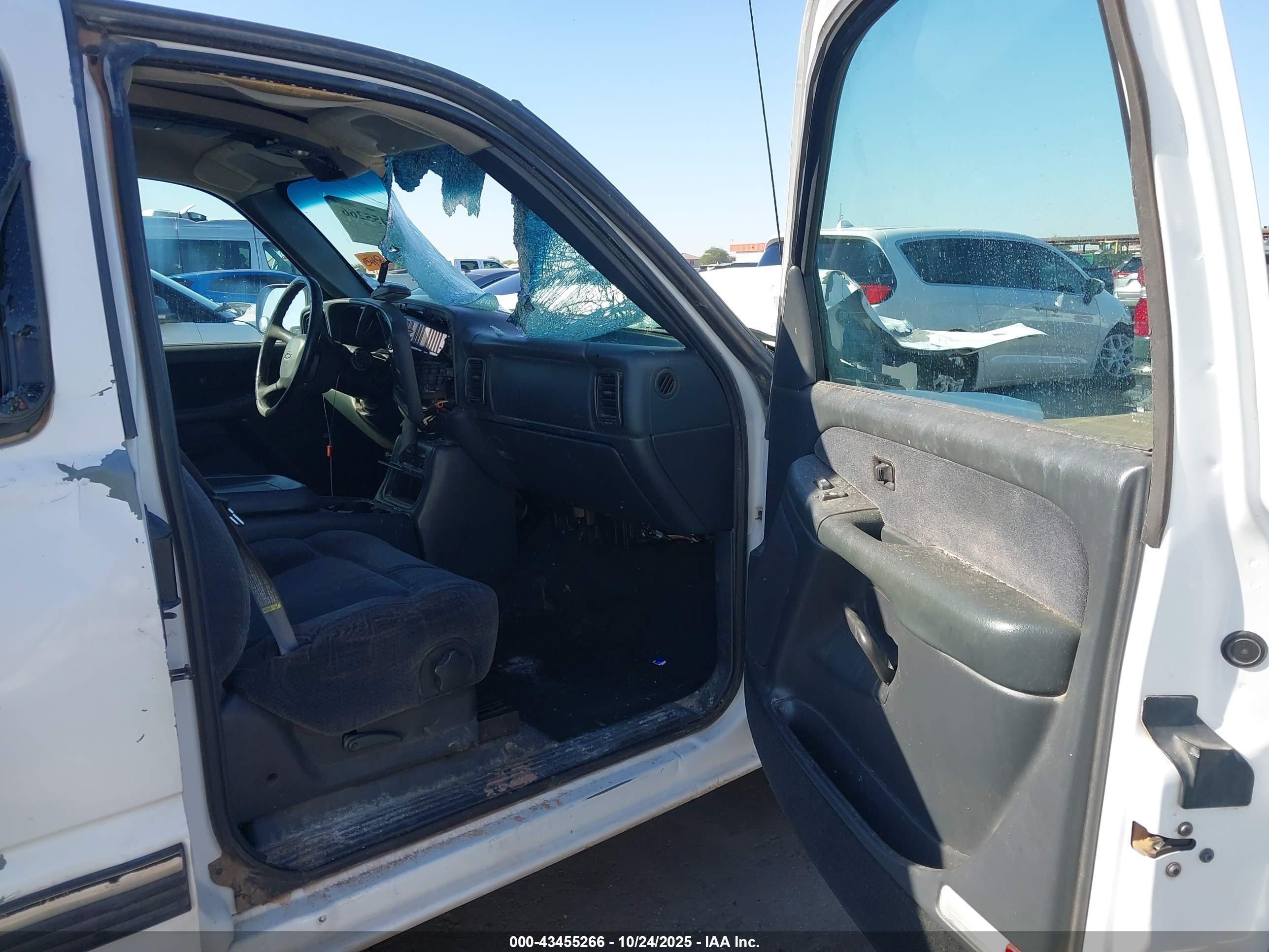 CHEVROLET SILVERADO image 5