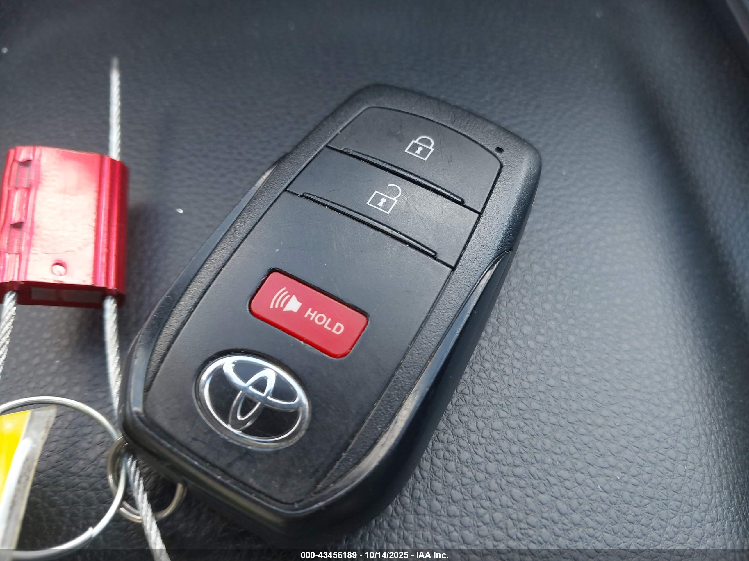 TOYOTA PRIUS image 11