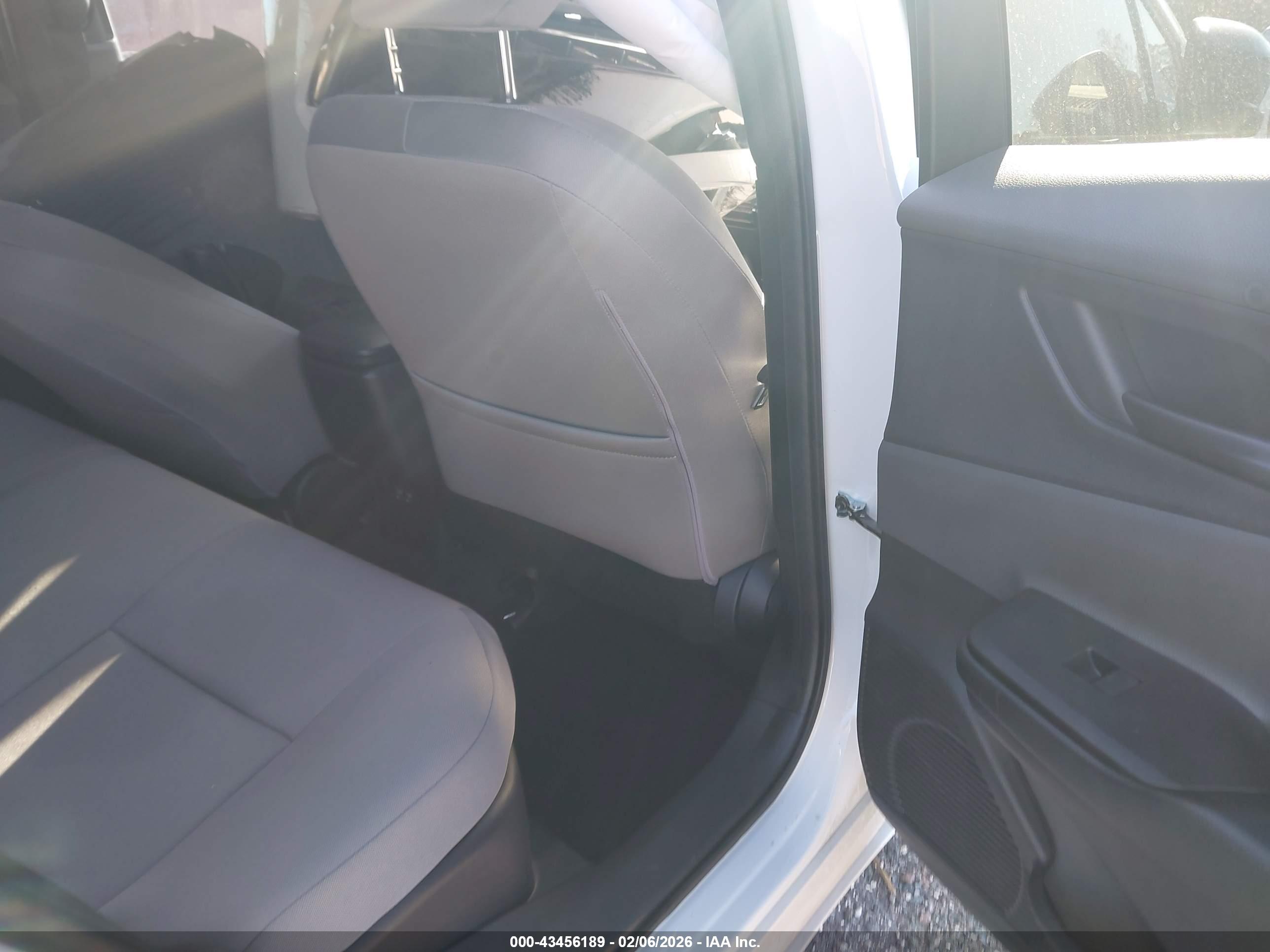TOYOTA PRIUS image 8