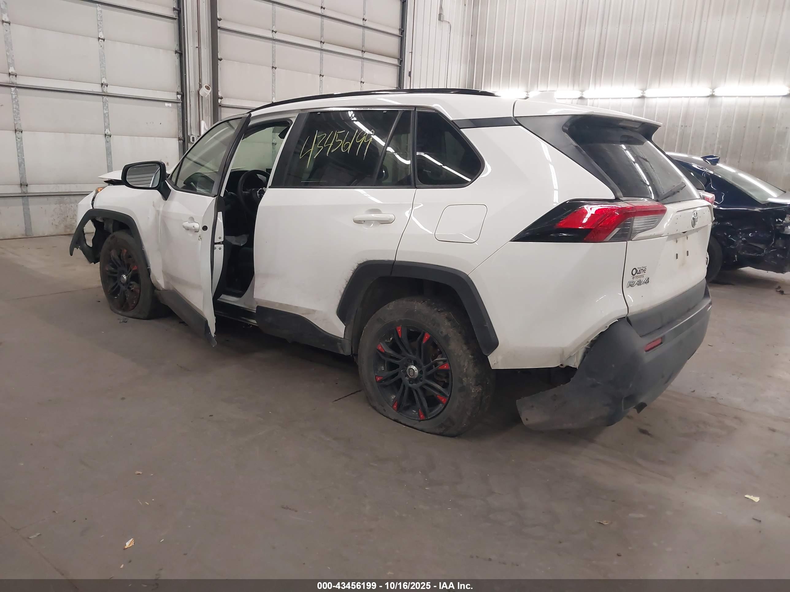 TOYOTA RAV4 image 3