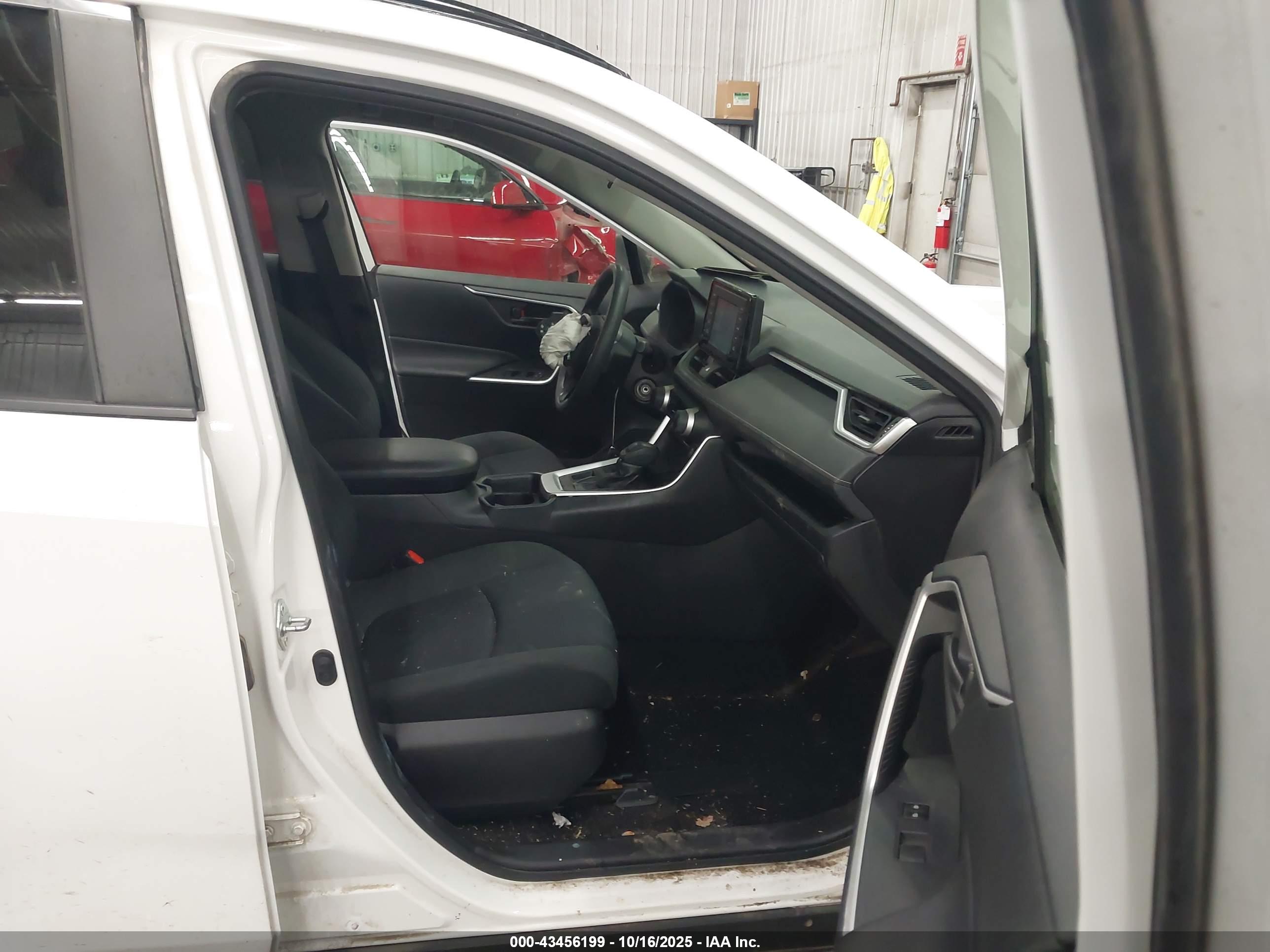 TOYOTA RAV4 image 5