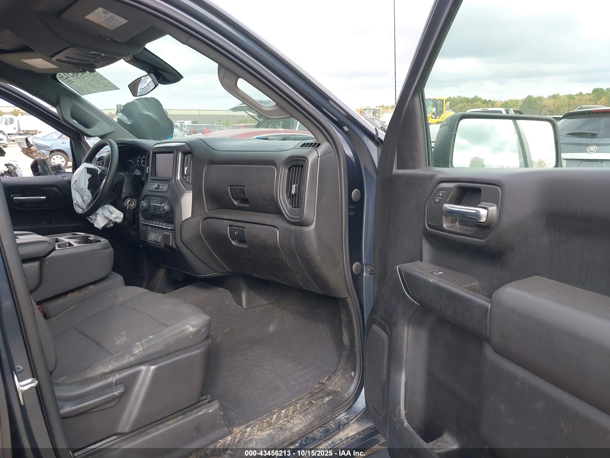 CHEVROLET SILVERADO image 5