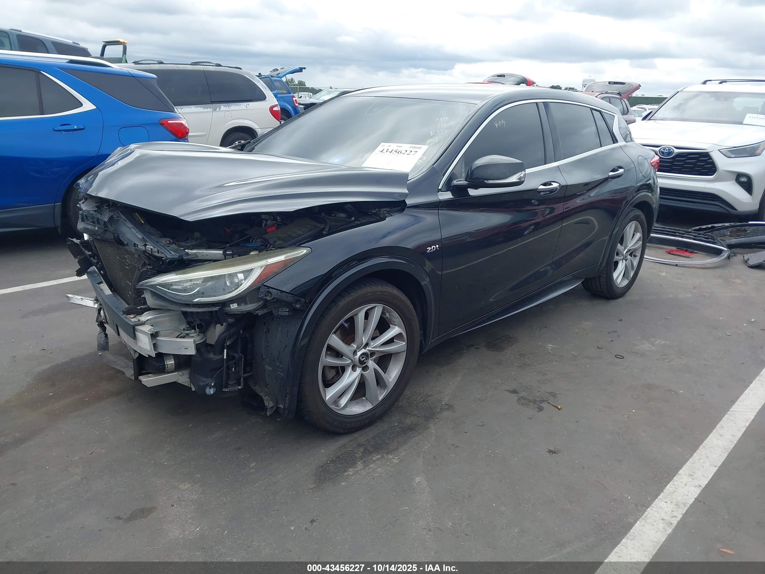 INFINITI QX30 image 2
