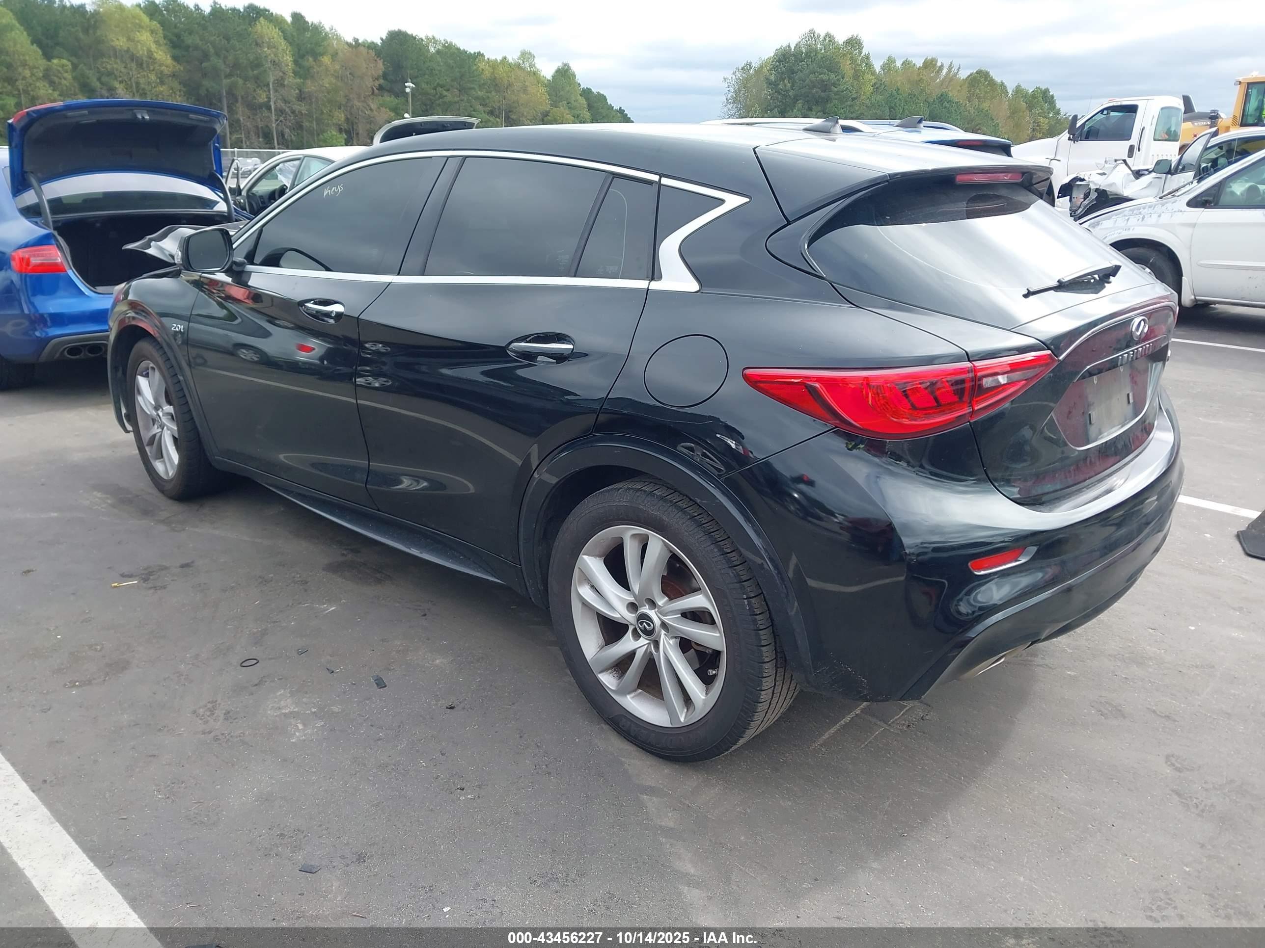 INFINITI QX30 image 3