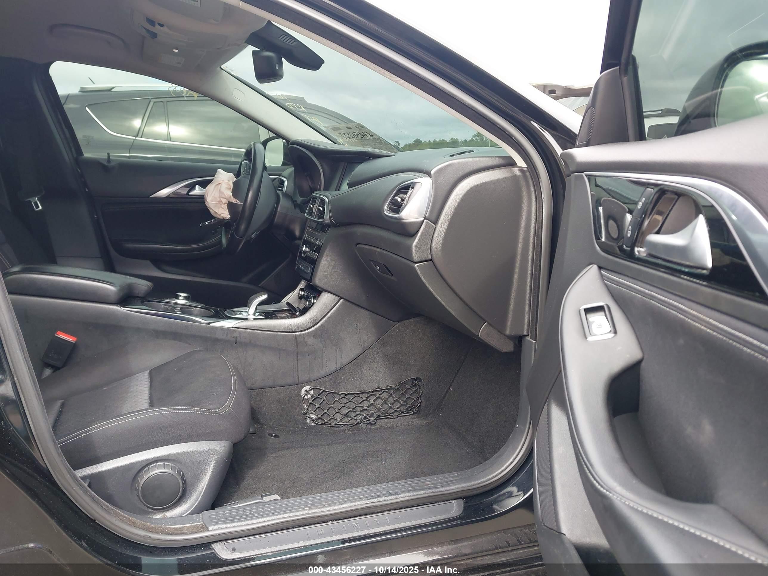 INFINITI QX30 image 5