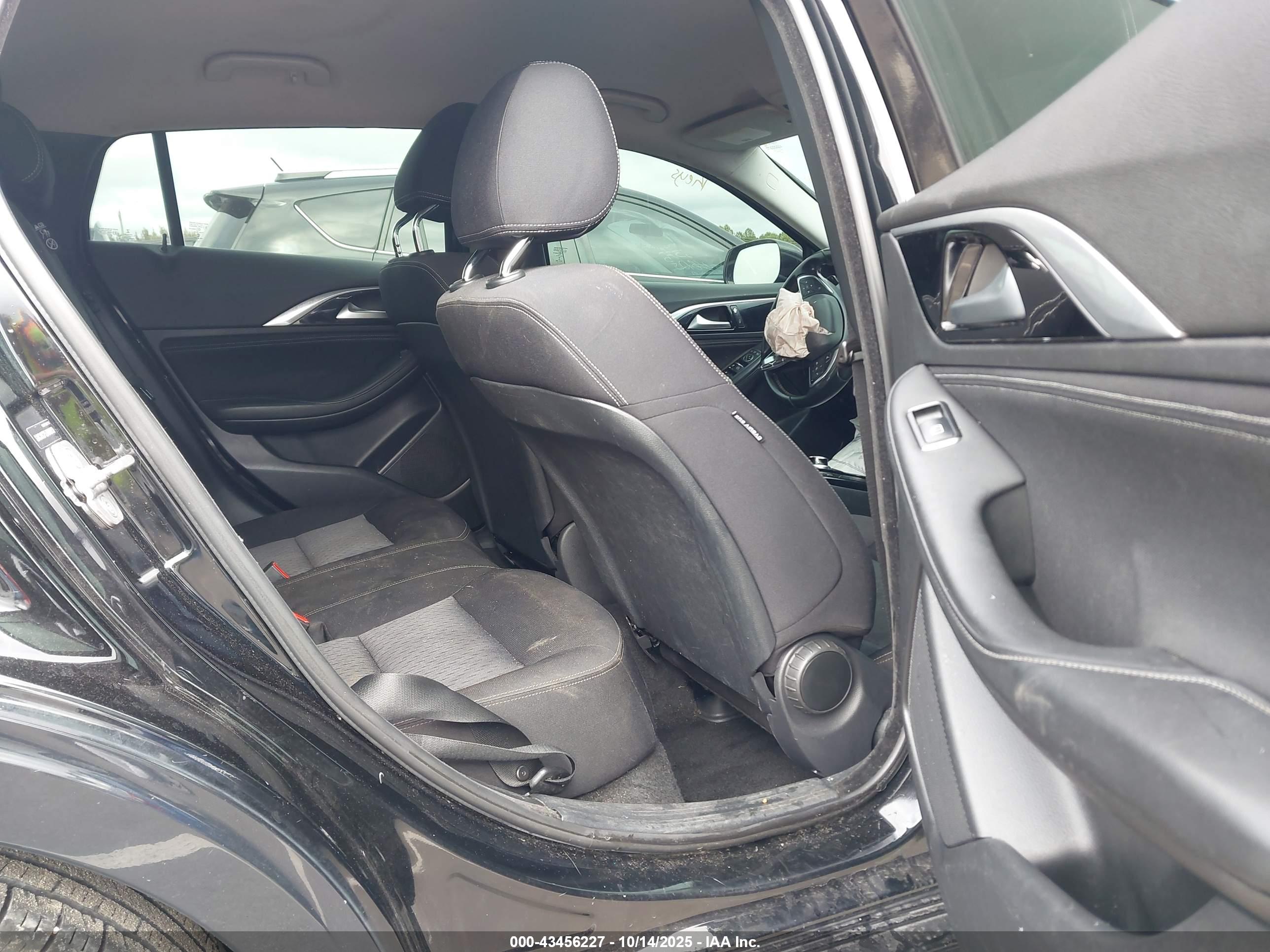 INFINITI QX30 image 8