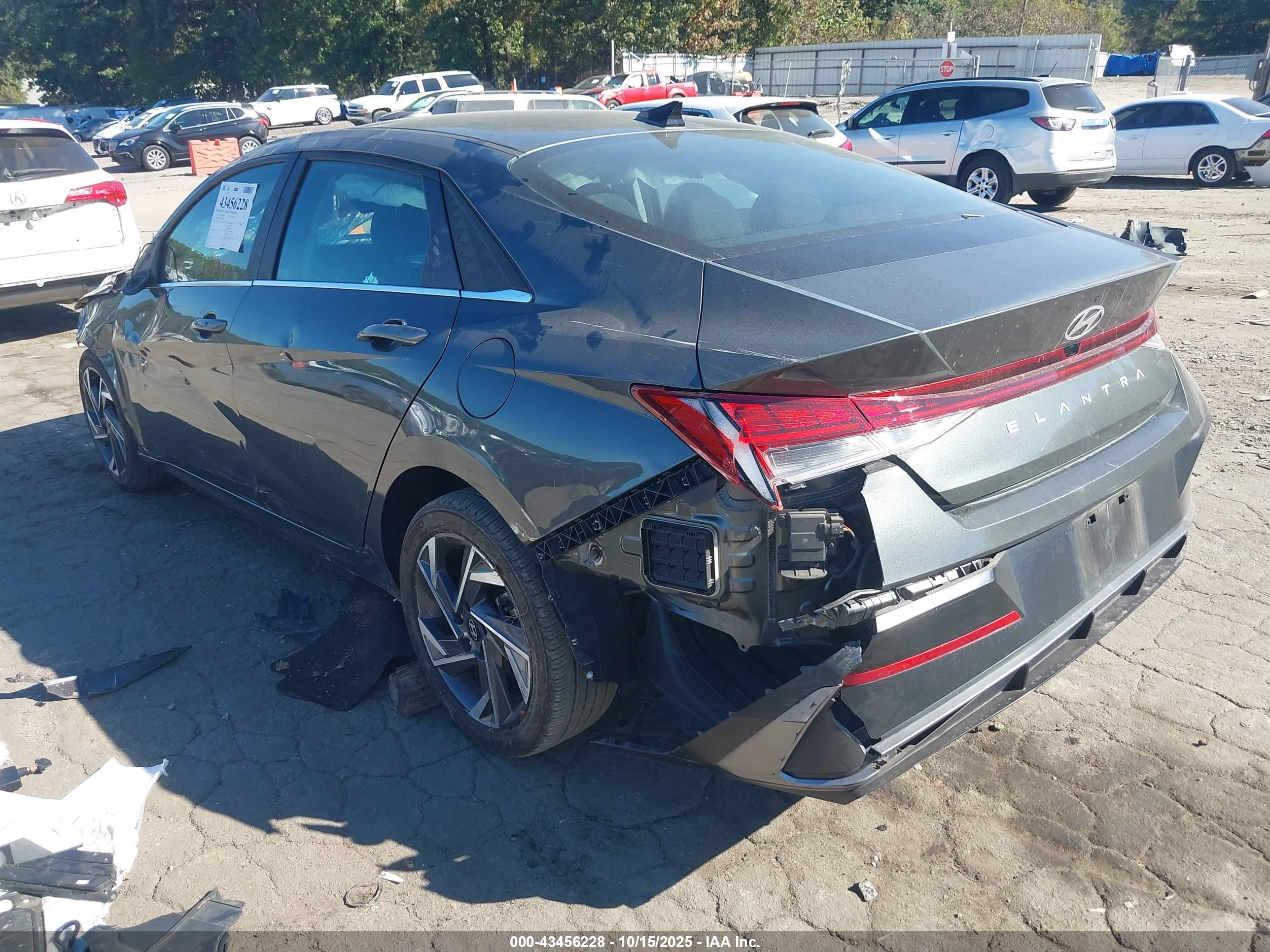 HYUNDAI ELANTRA image 3
