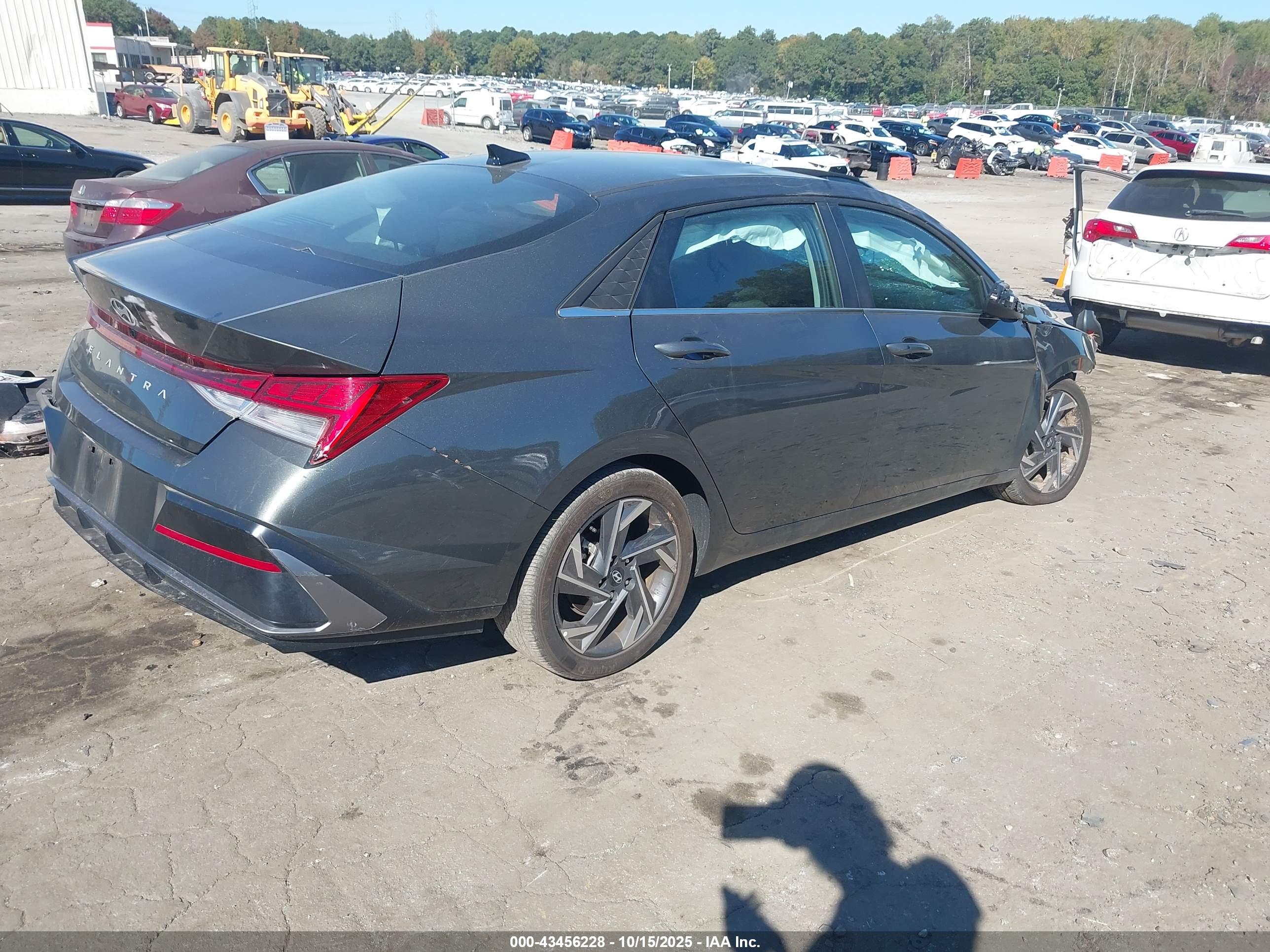 HYUNDAI ELANTRA image 4