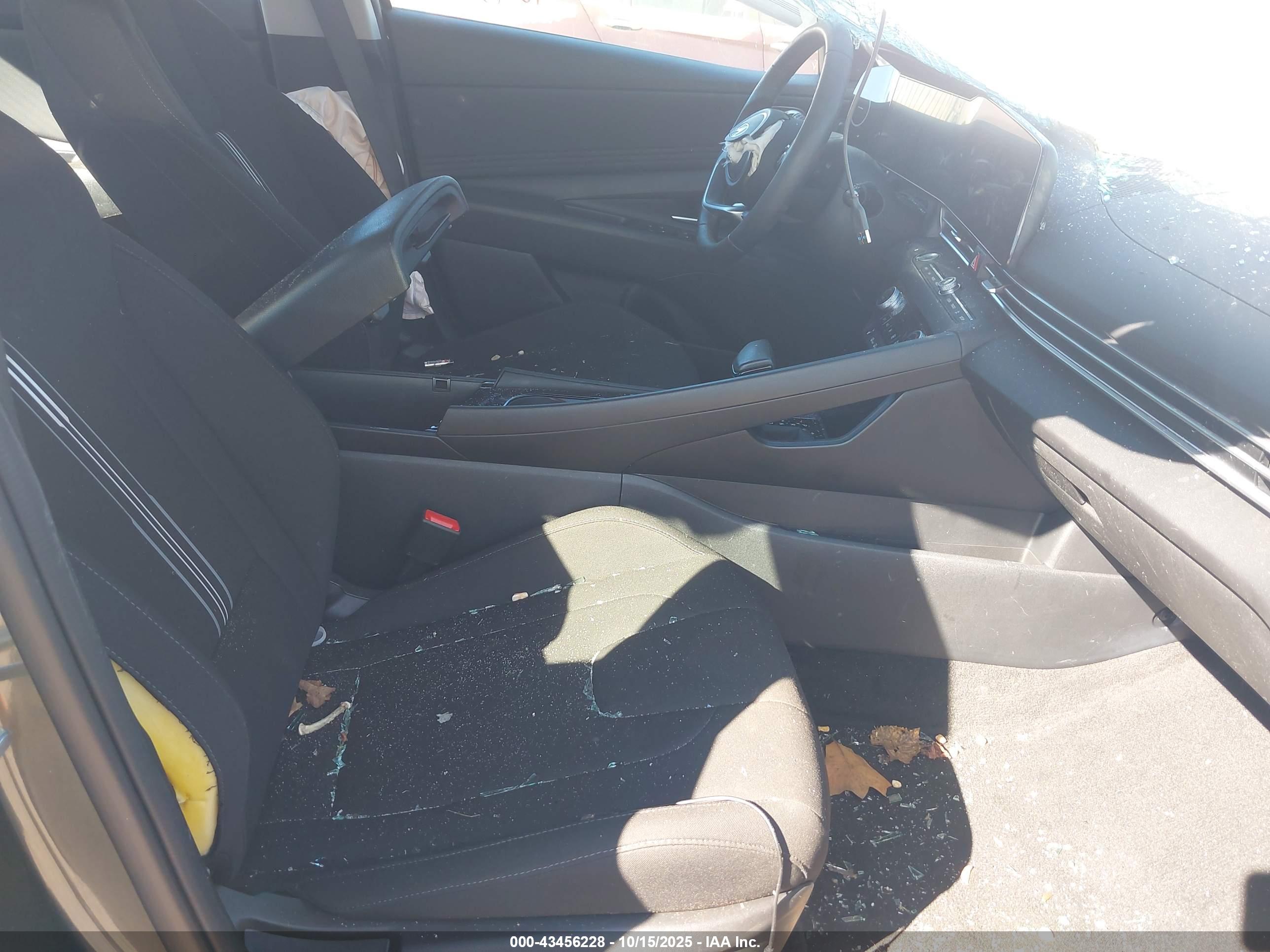 HYUNDAI ELANTRA image 5