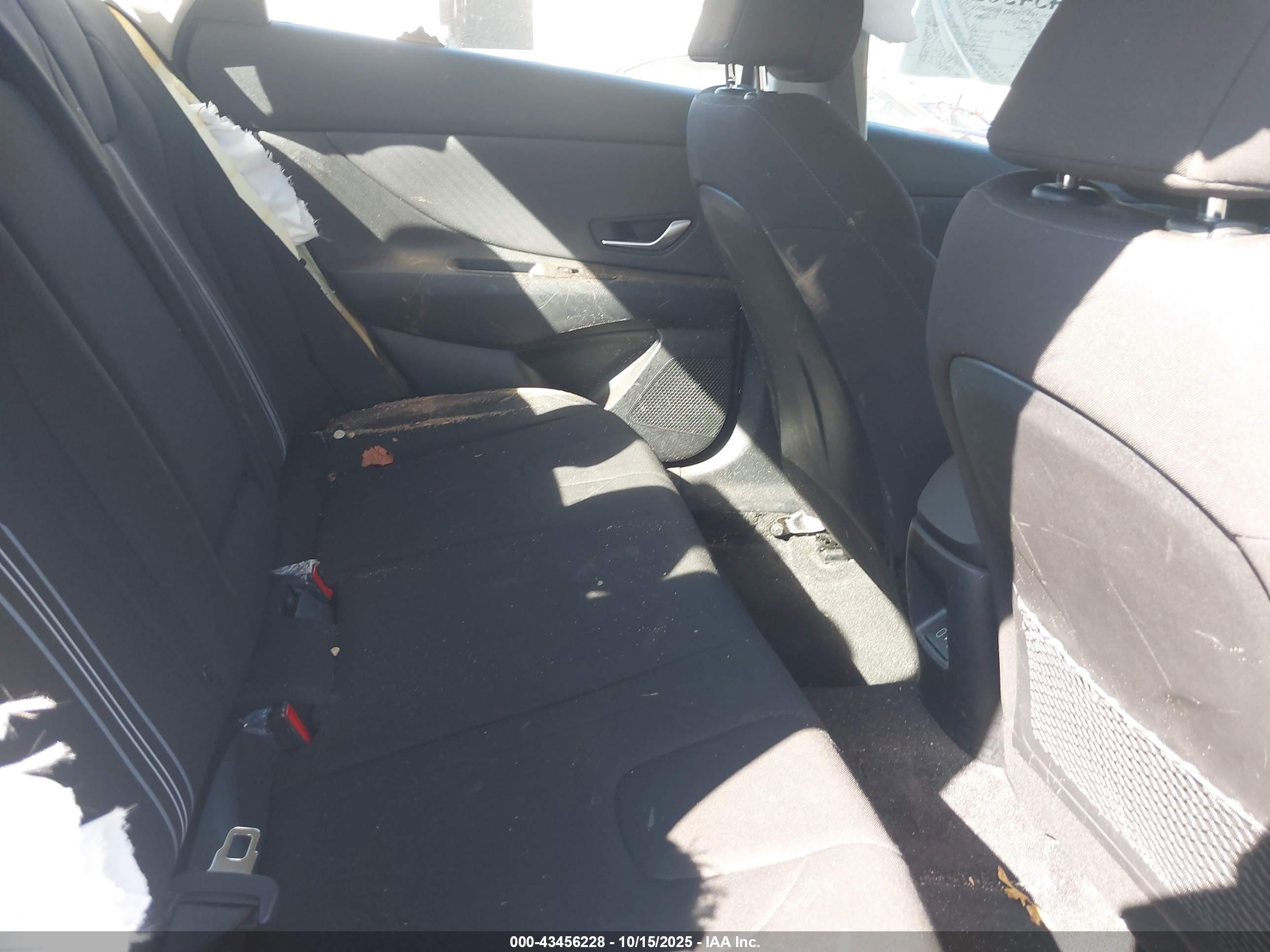 HYUNDAI ELANTRA image 8