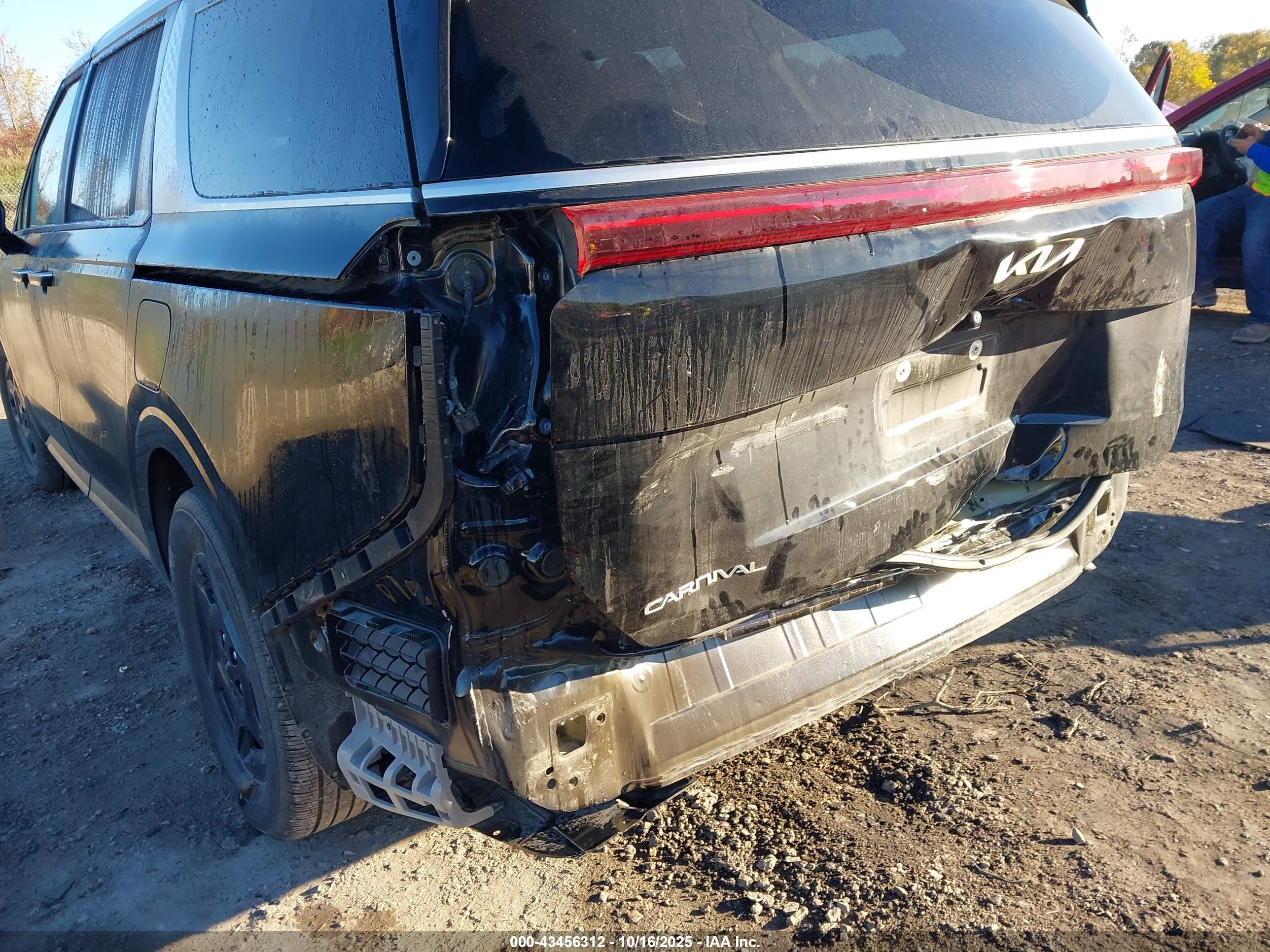 KIA CARNIVAL image 6