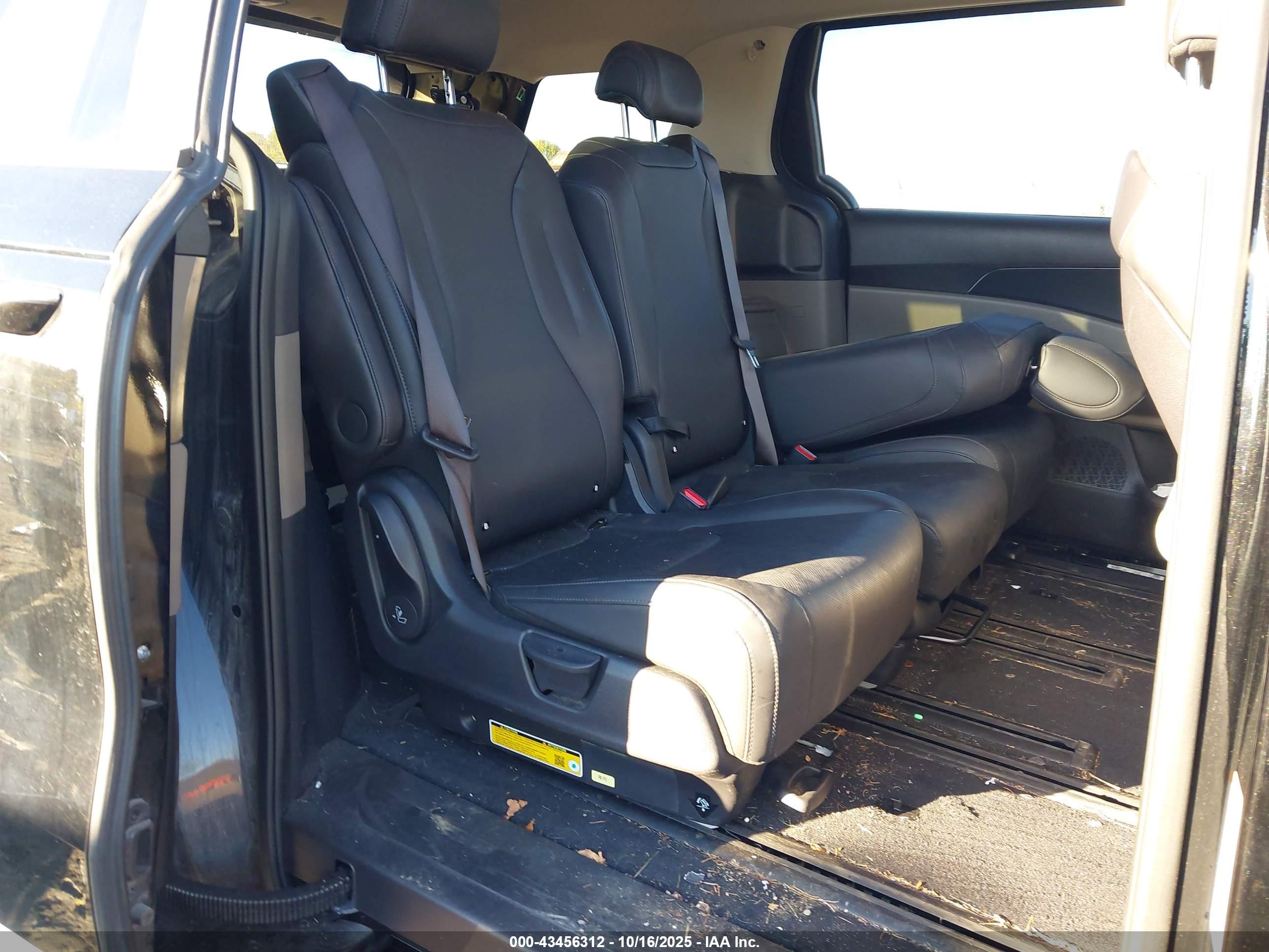 KIA CARNIVAL image 8