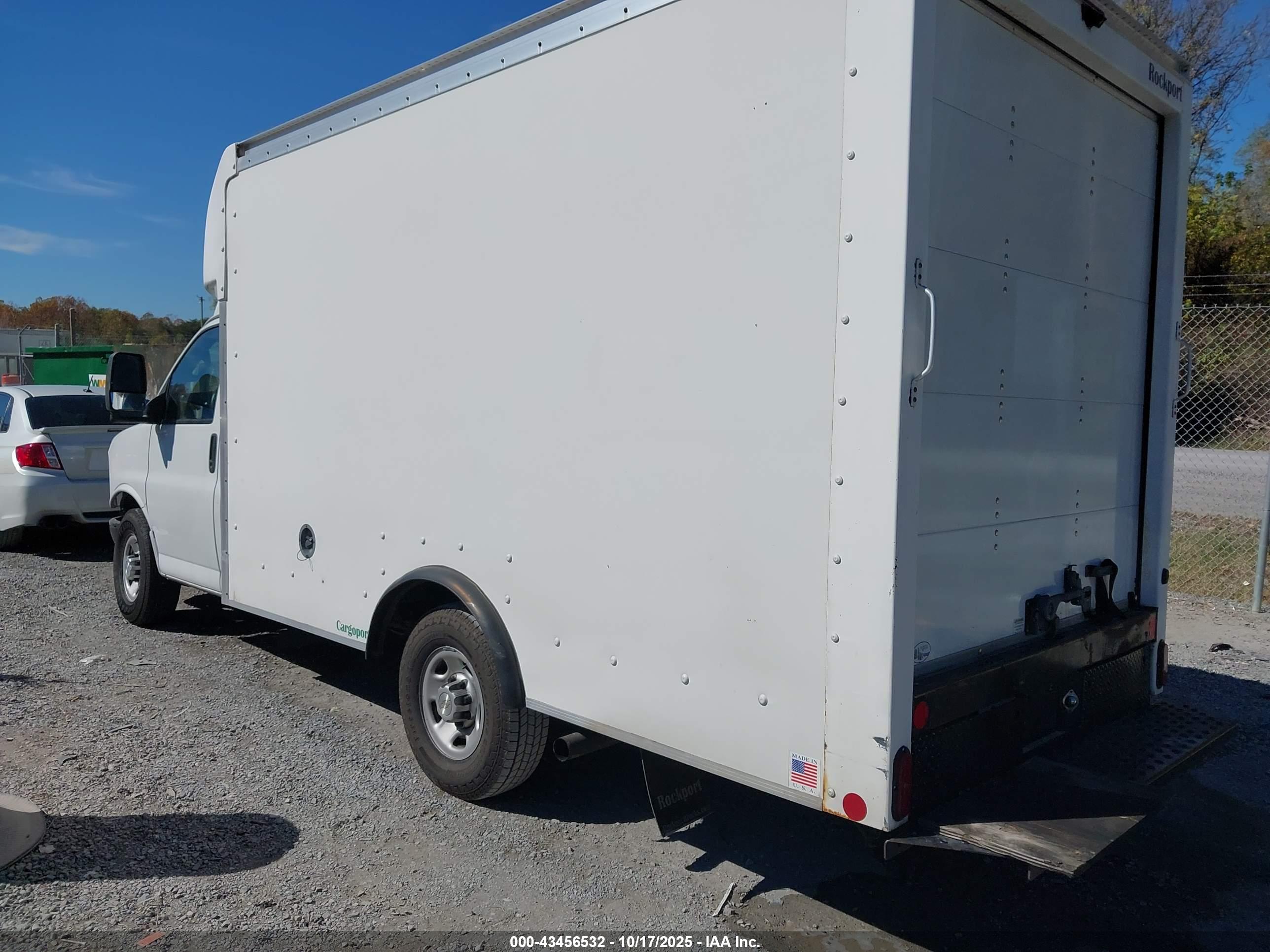 CHEVROLET EXPRESS image 3
