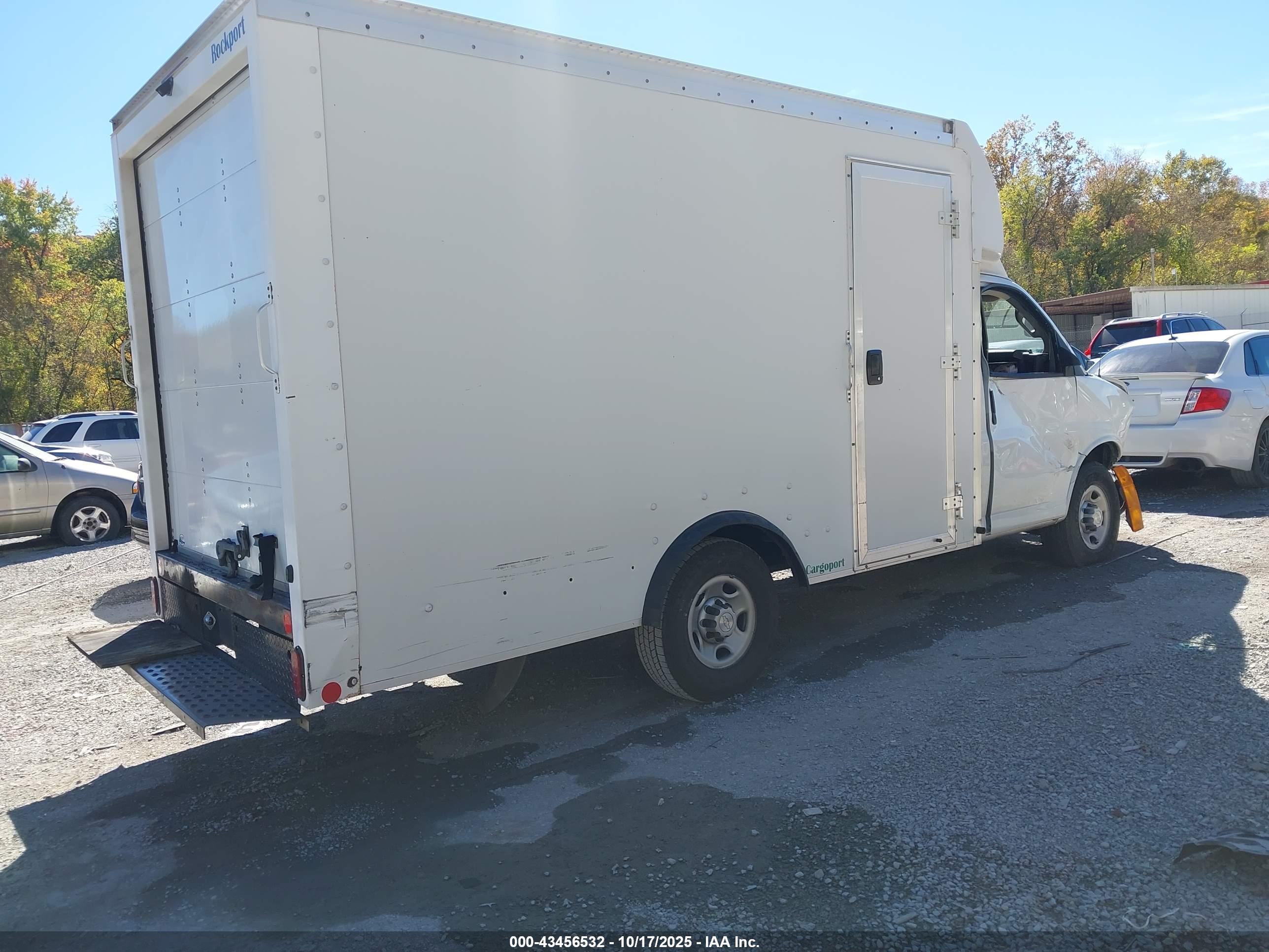 CHEVROLET EXPRESS image 4