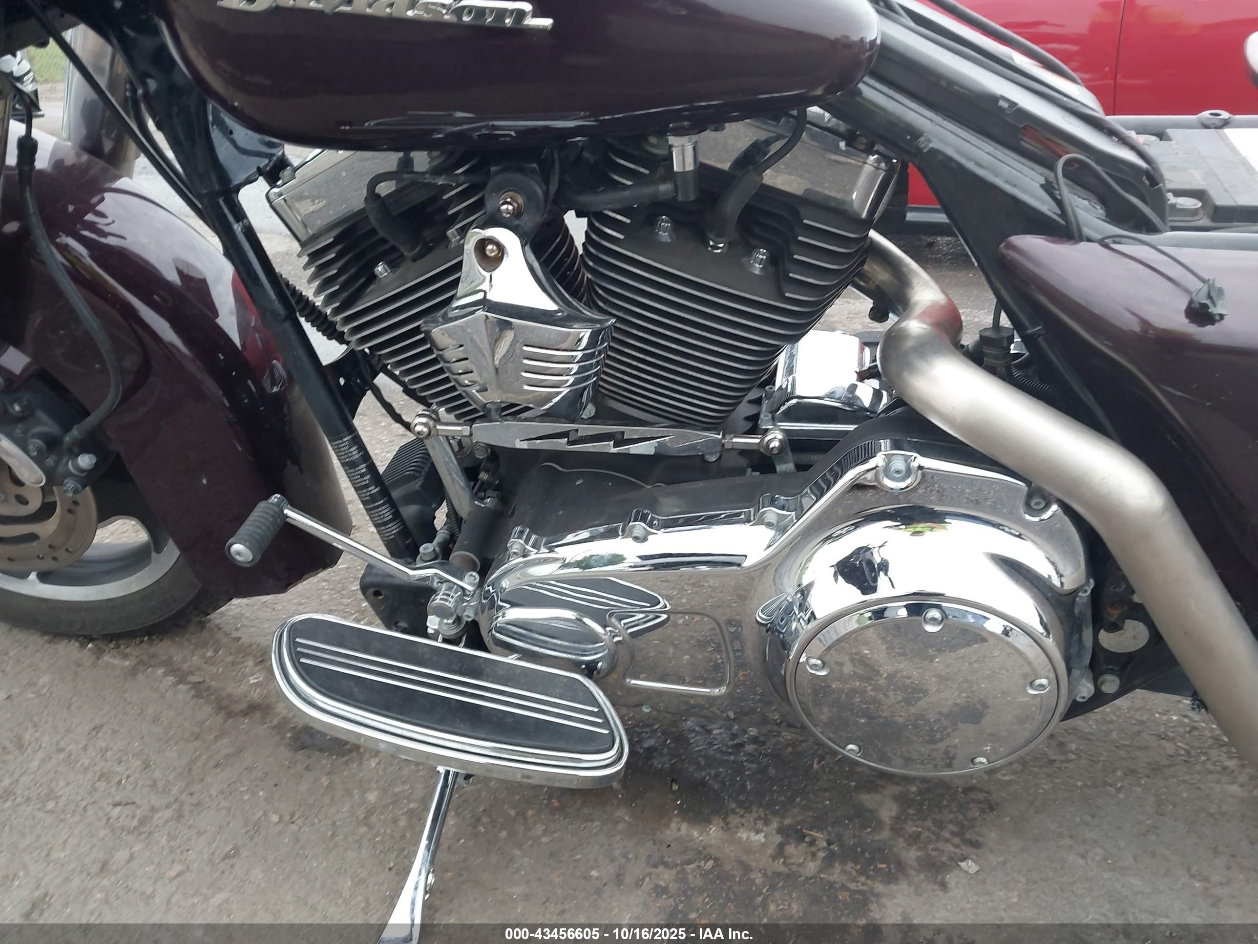 HARLEY-DAVIDSON FLHX image 9