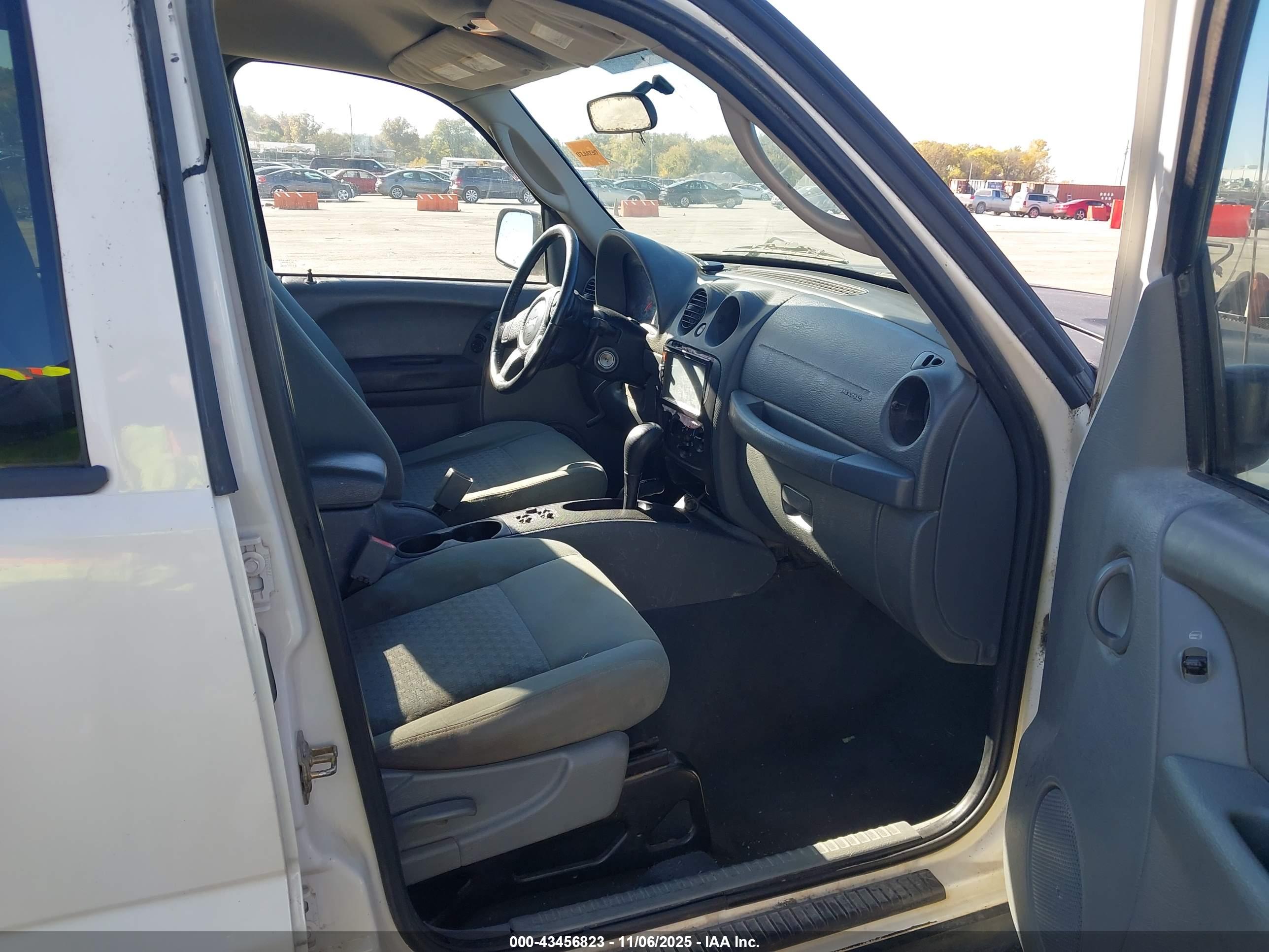 JEEP LIBERTY image 5
