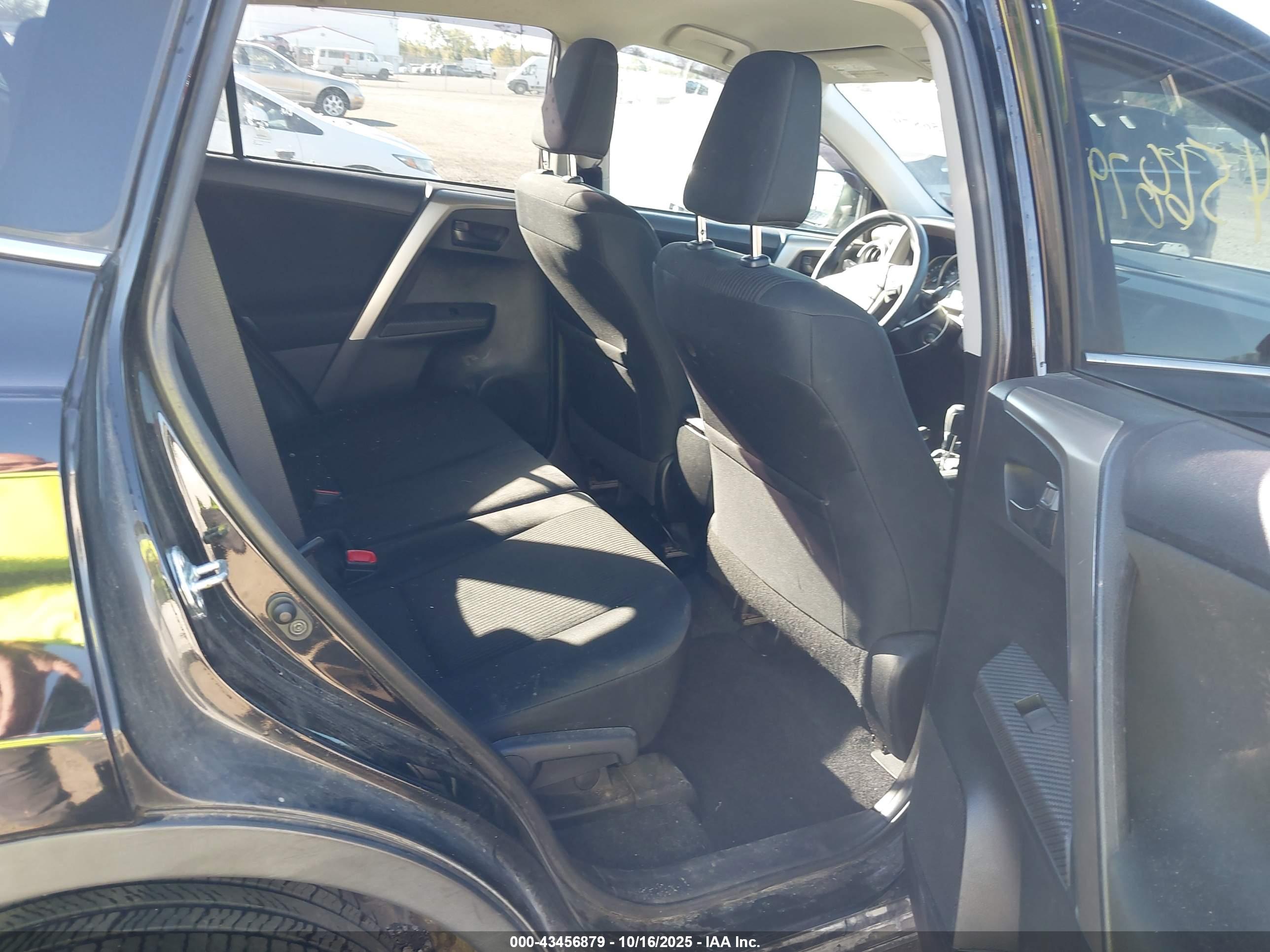 TOYOTA RAV4 image 8