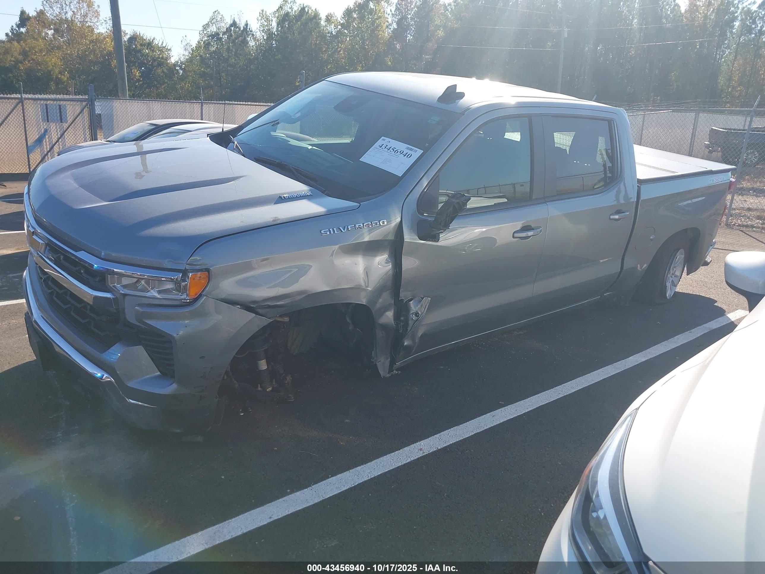 CHEVROLET SILVERADO image 2
