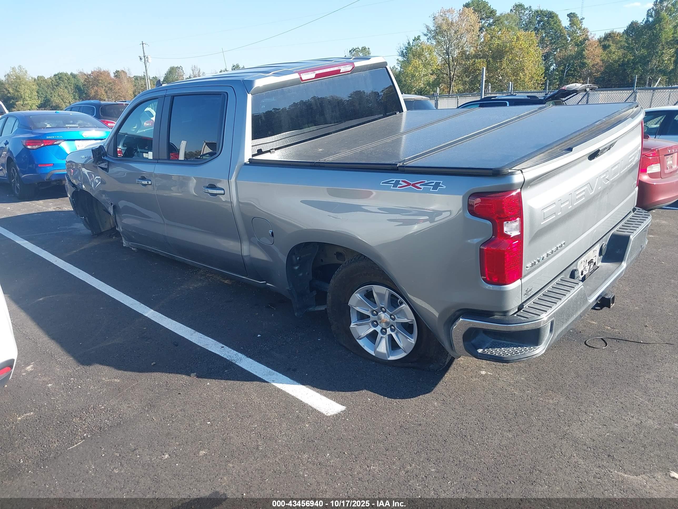 CHEVROLET SILVERADO image 3