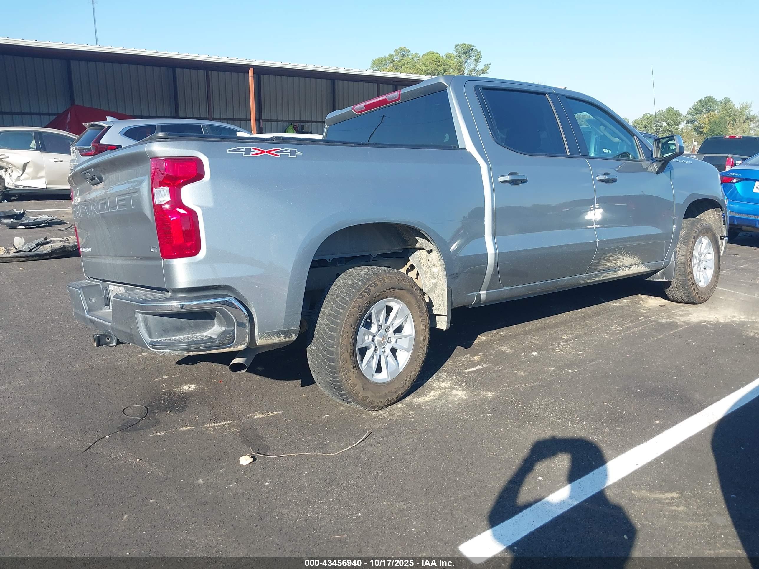 CHEVROLET SILVERADO image 4