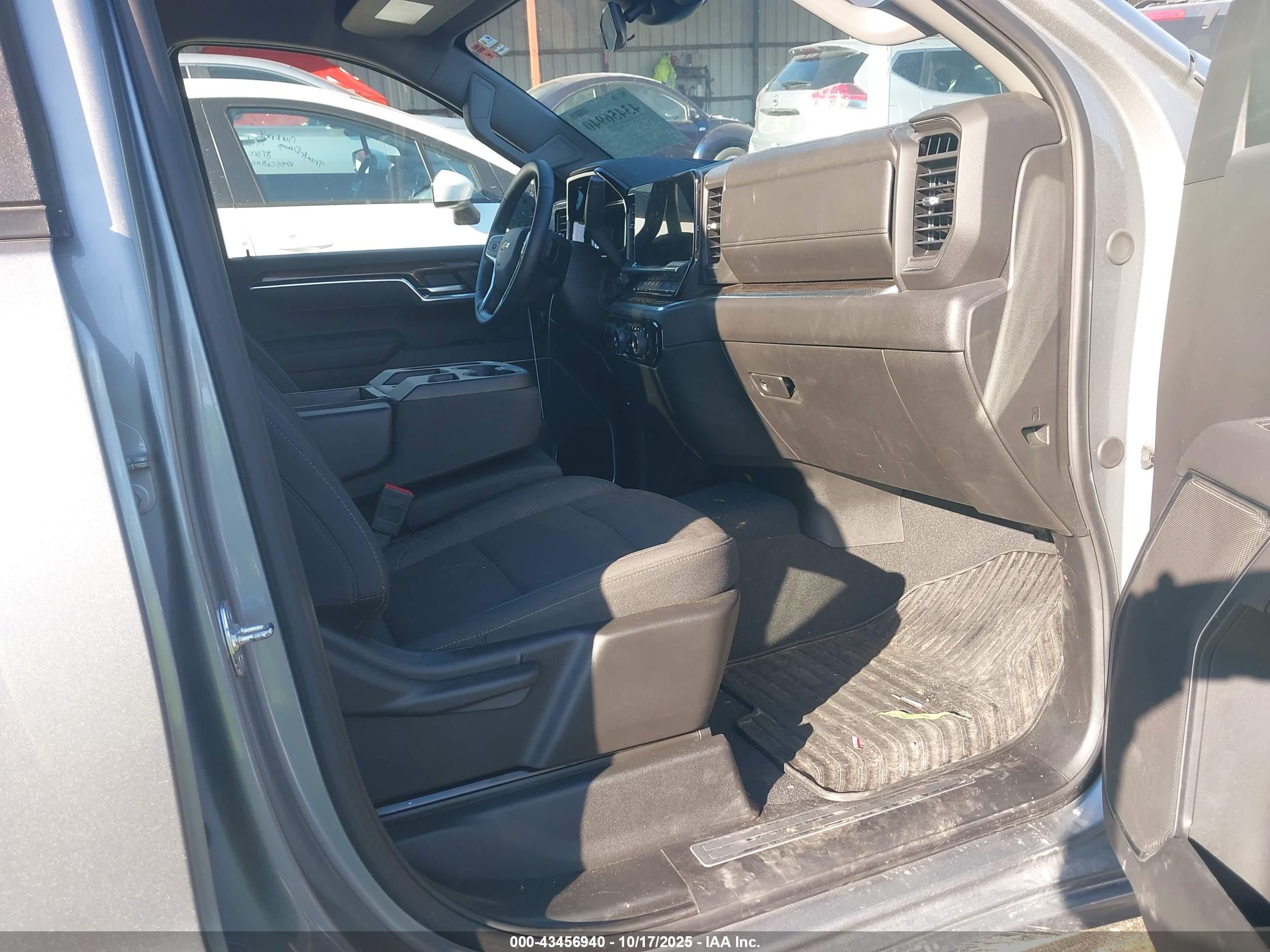 CHEVROLET SILVERADO image 5
