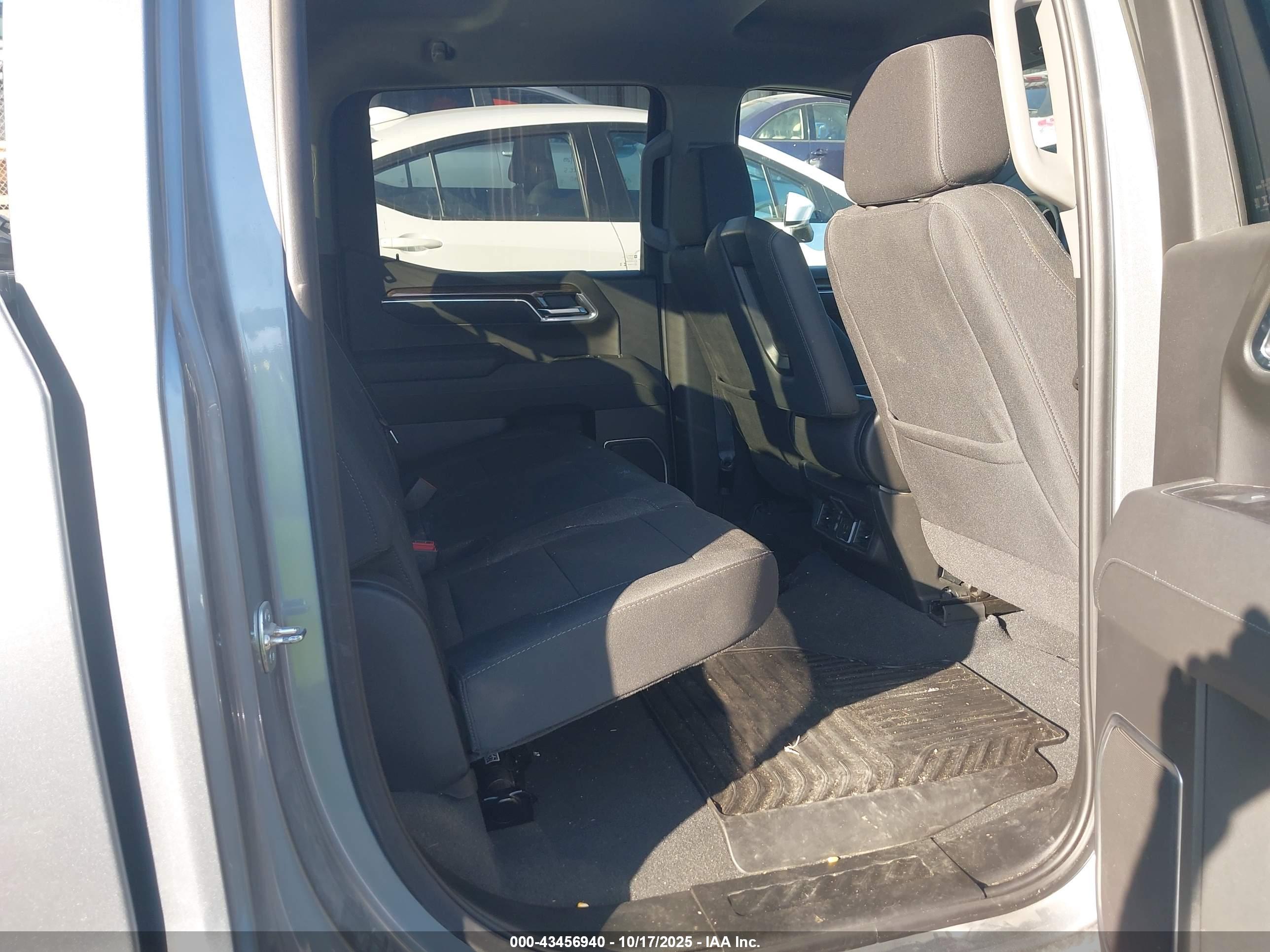 CHEVROLET SILVERADO image 8