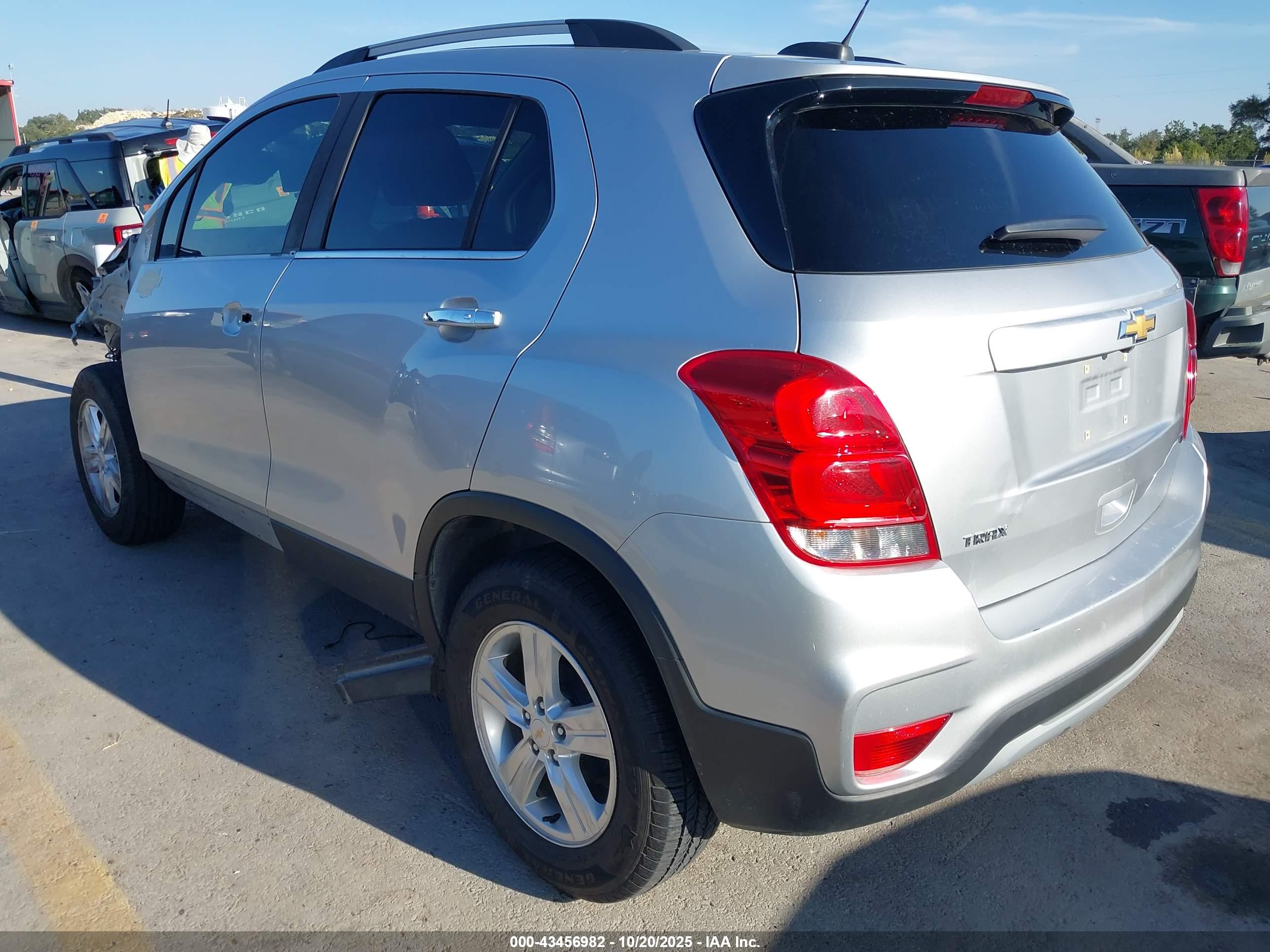 CHEVROLET TRAX image 3
