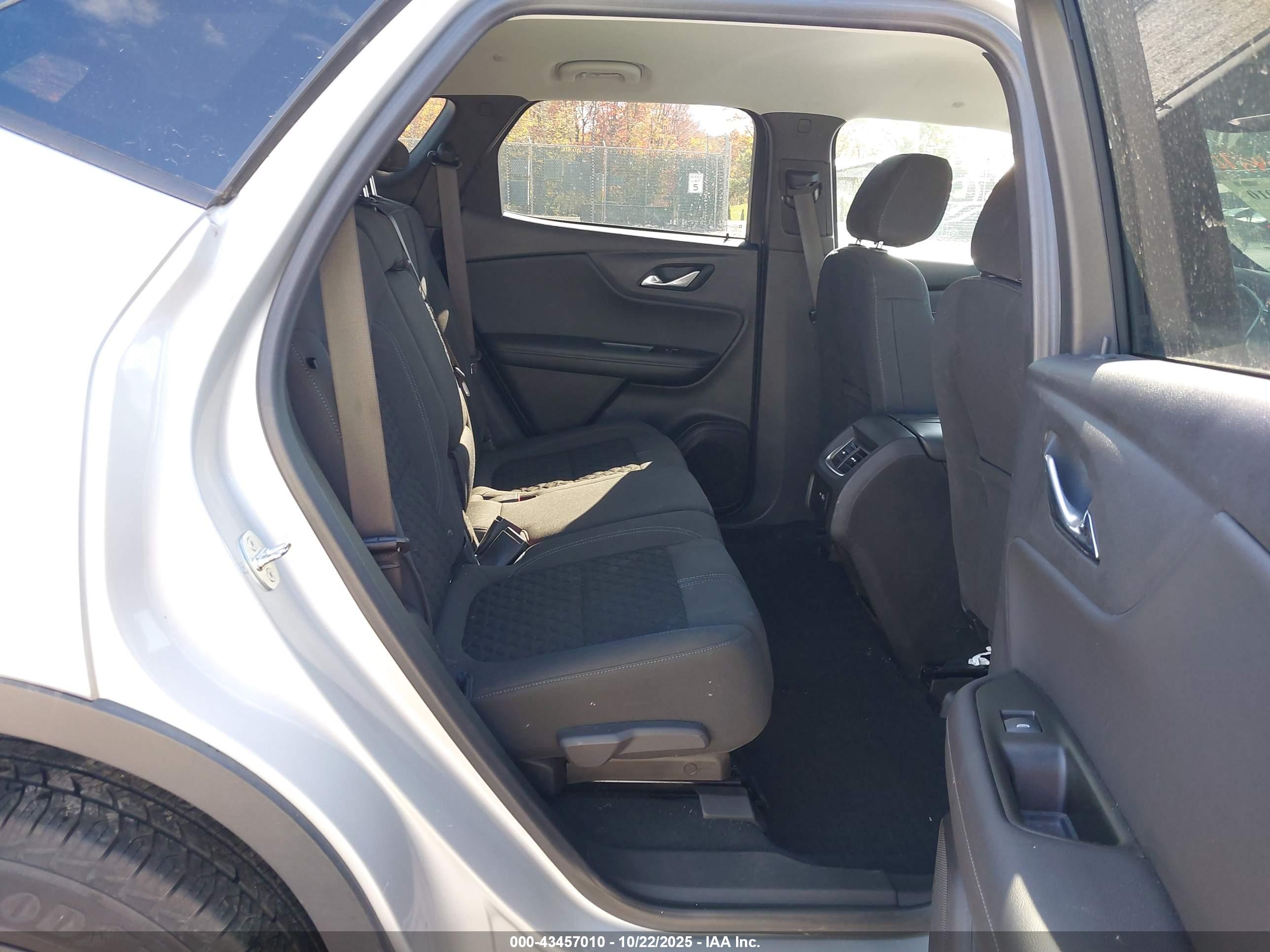 CHEVROLET BLAZER image 8