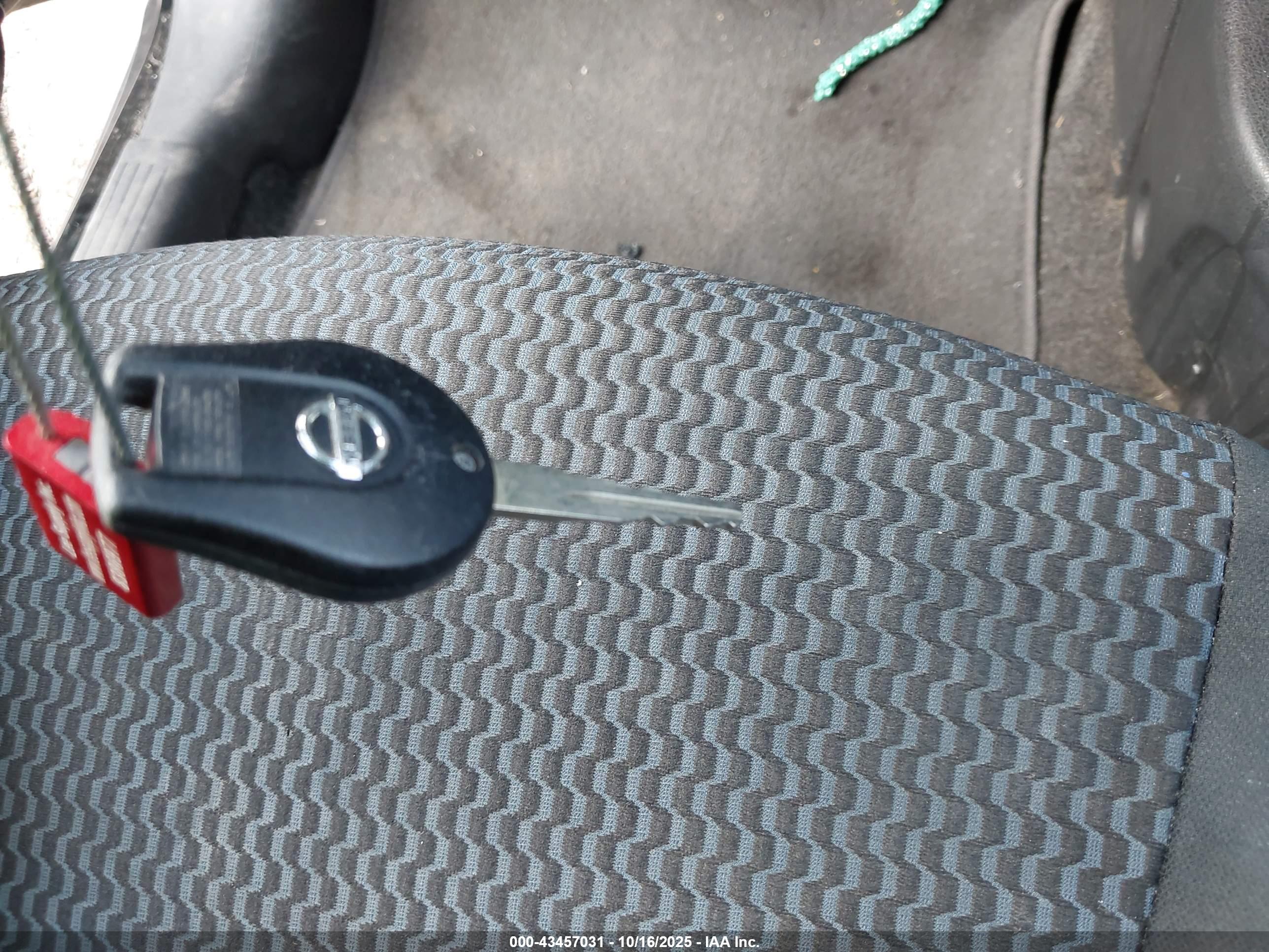 NISSAN VERSA image 11