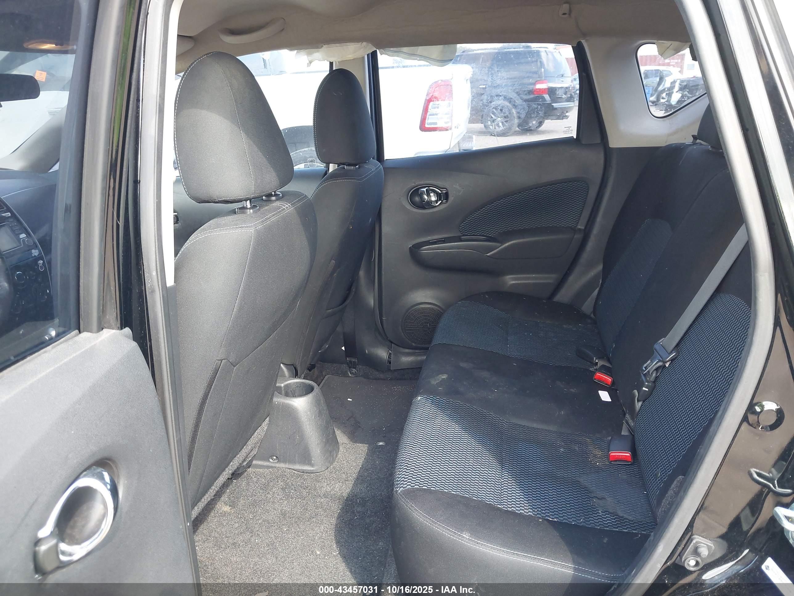 NISSAN VERSA image 8