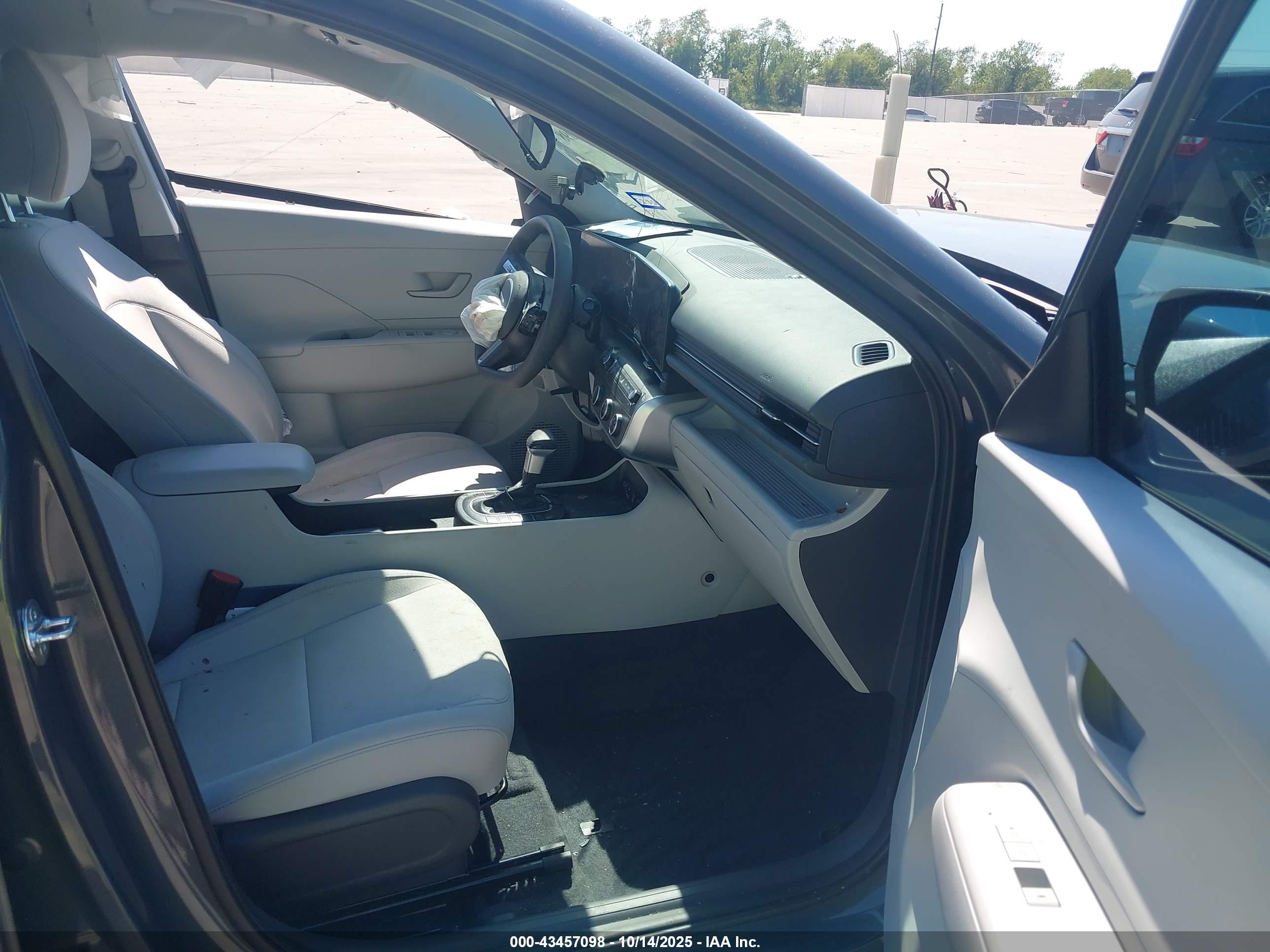 HYUNDAI KONA image 5