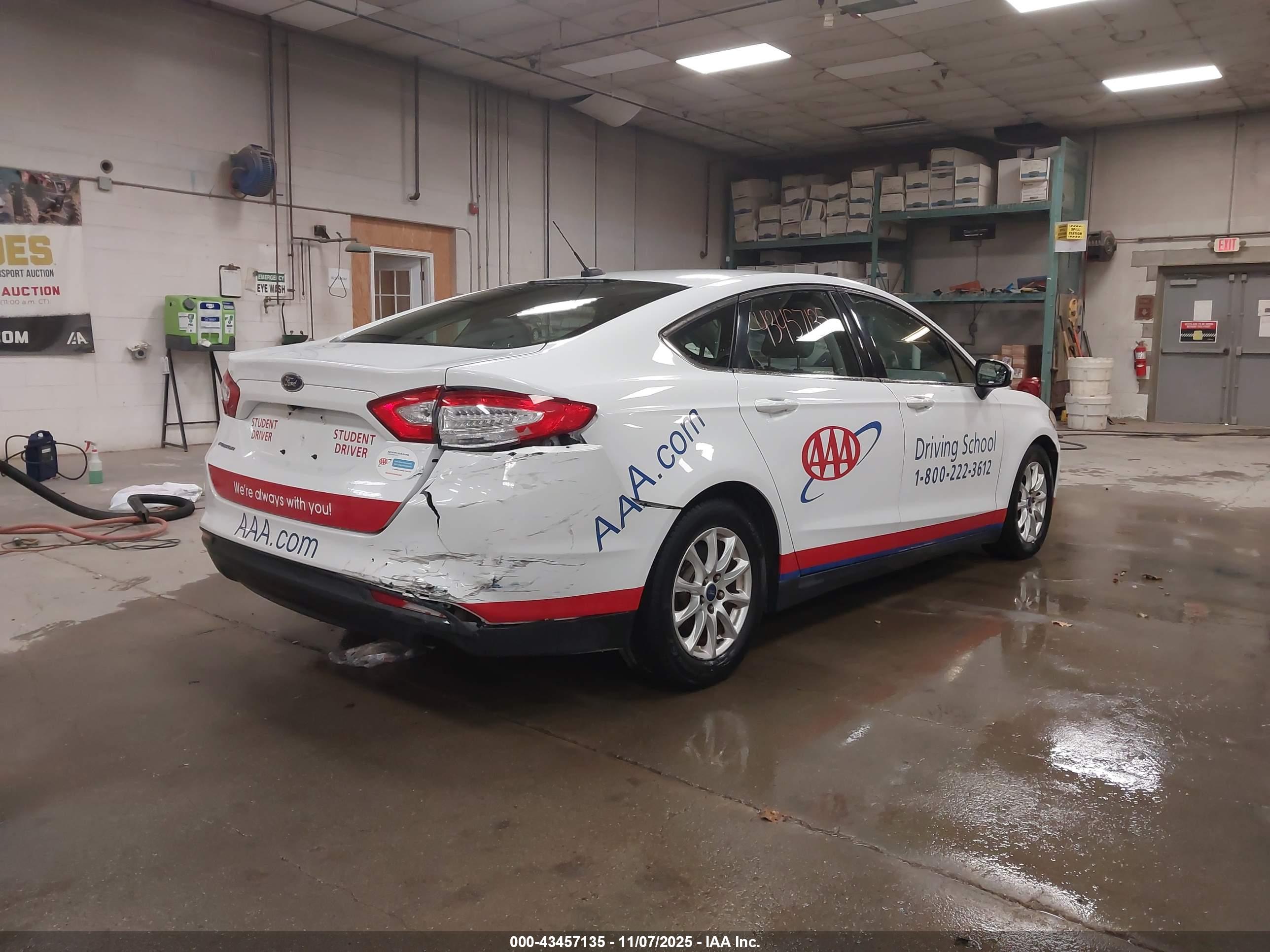 FORD FUSION image 4