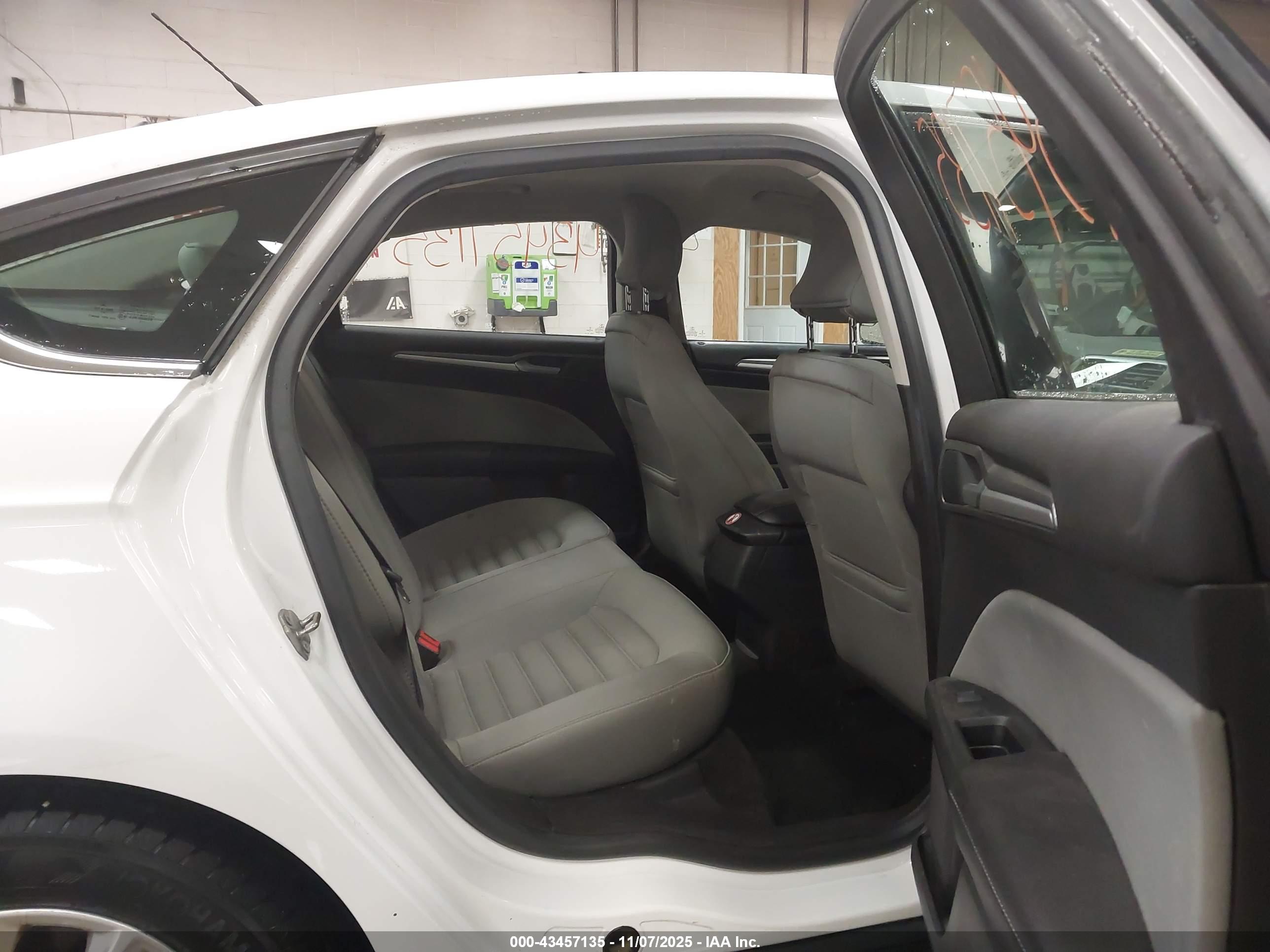 FORD FUSION image 8