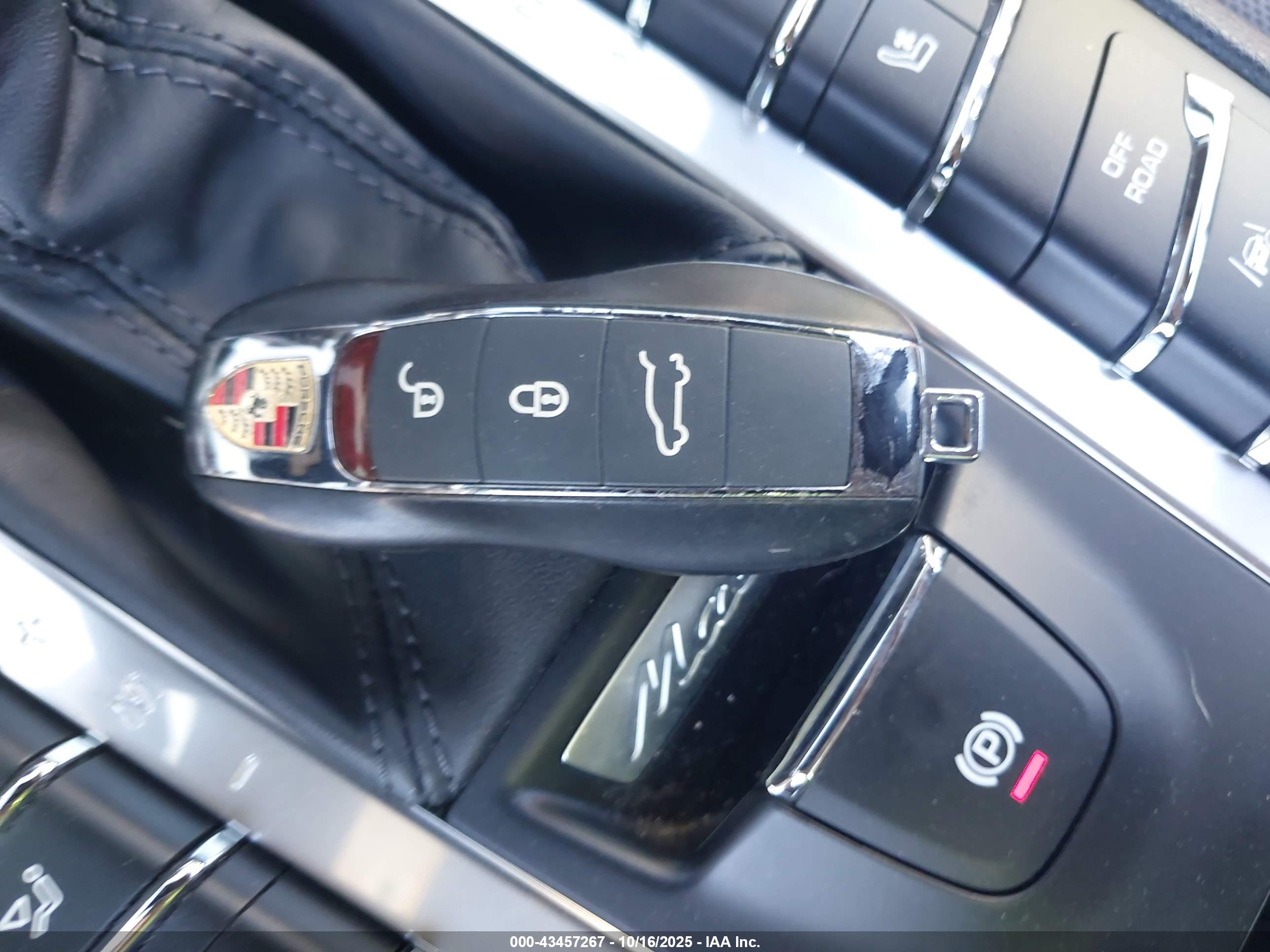 PORSCHE MACAN image 11