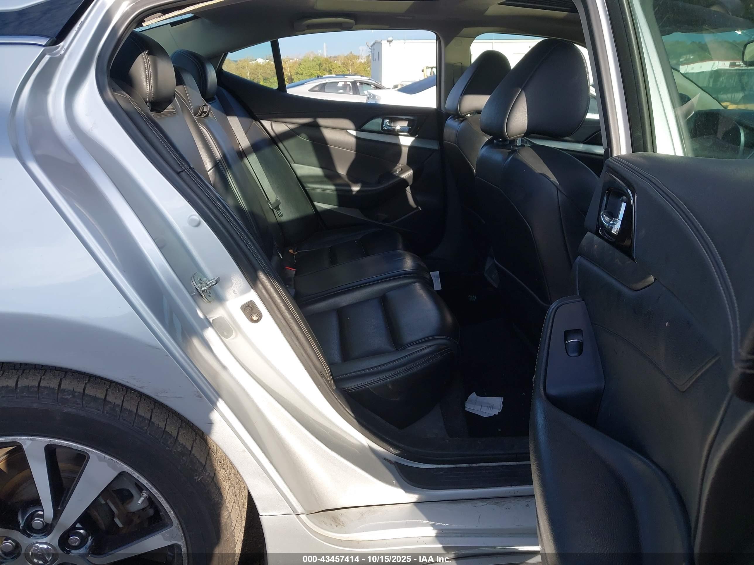NISSAN MAXIMA image 8