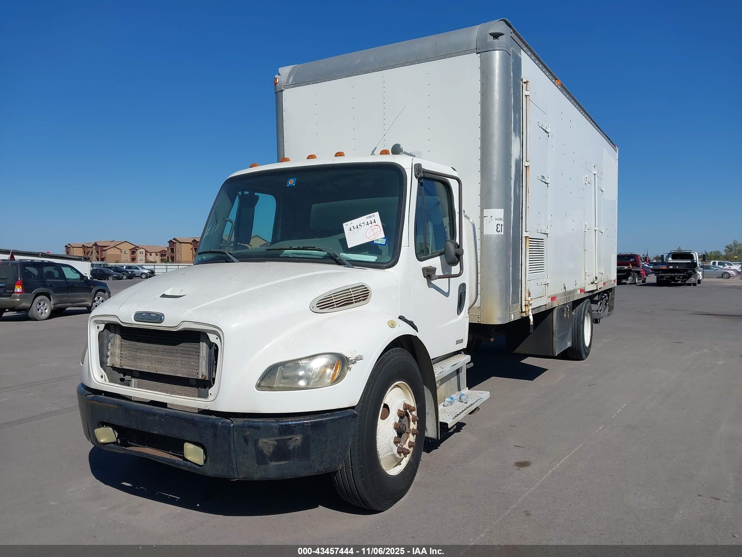 FREIGHTLINER M2 image 2
