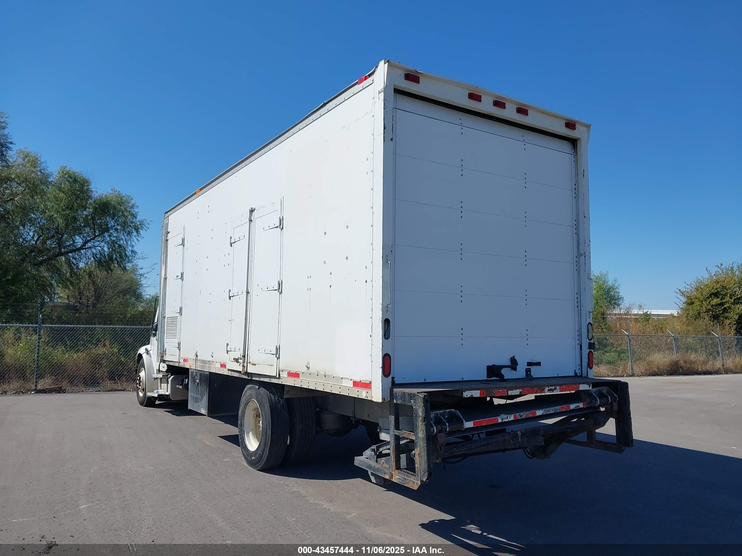 FREIGHTLINER M2 image 3