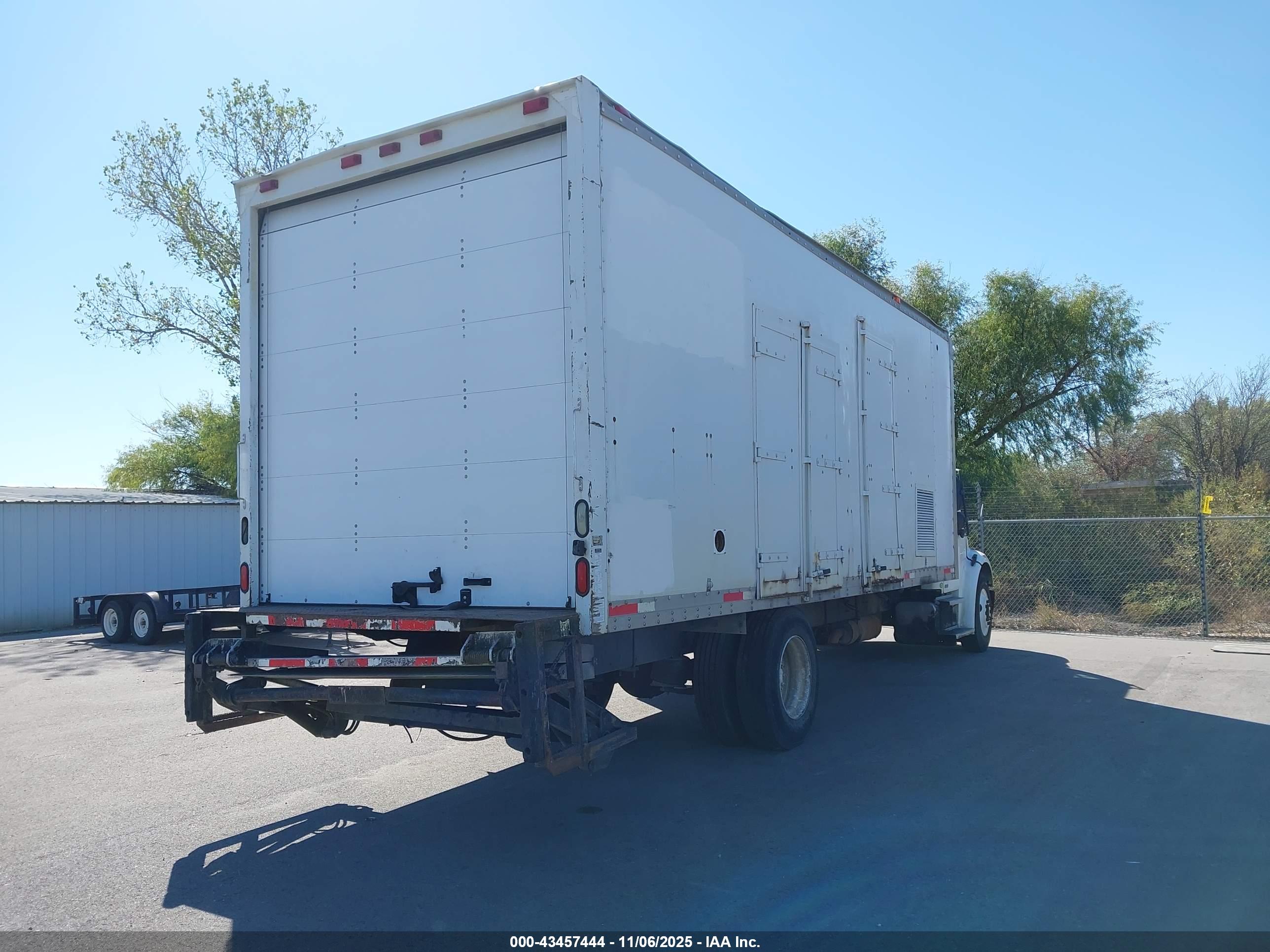 FREIGHTLINER M2 image 4