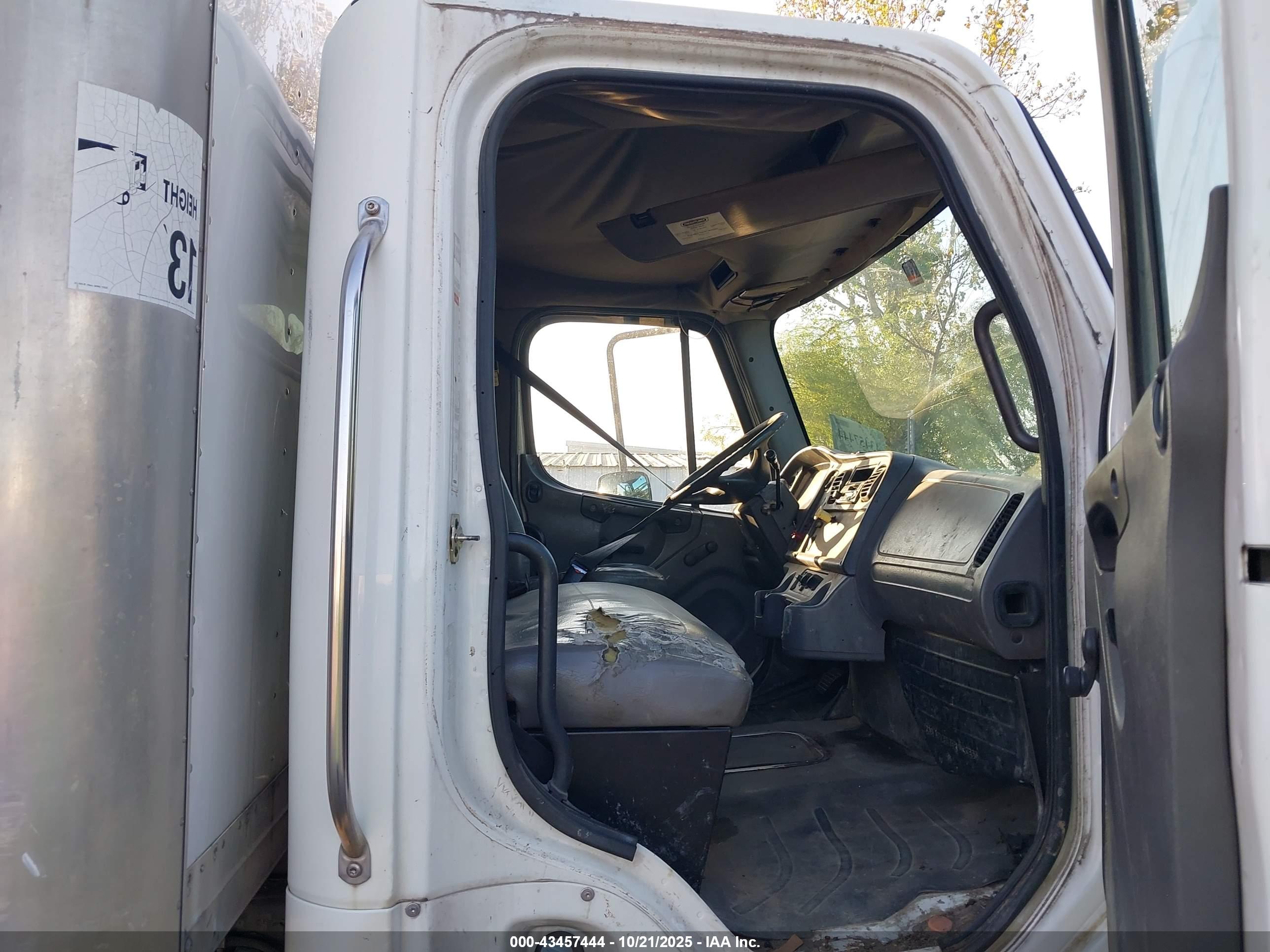 FREIGHTLINER M2 image 7