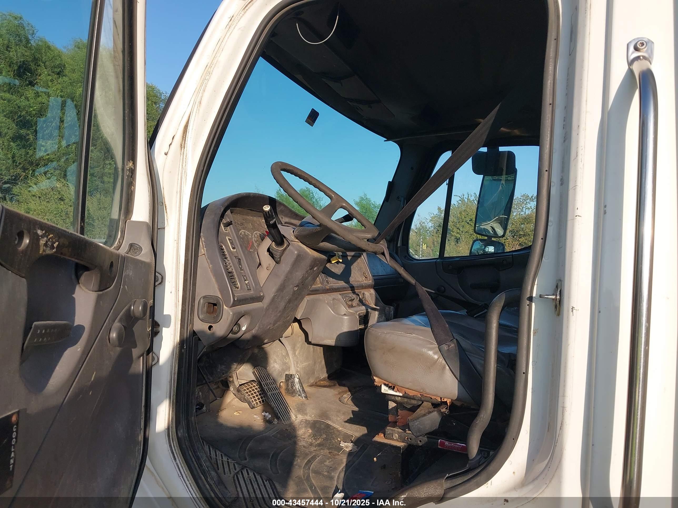 FREIGHTLINER M2 image 8