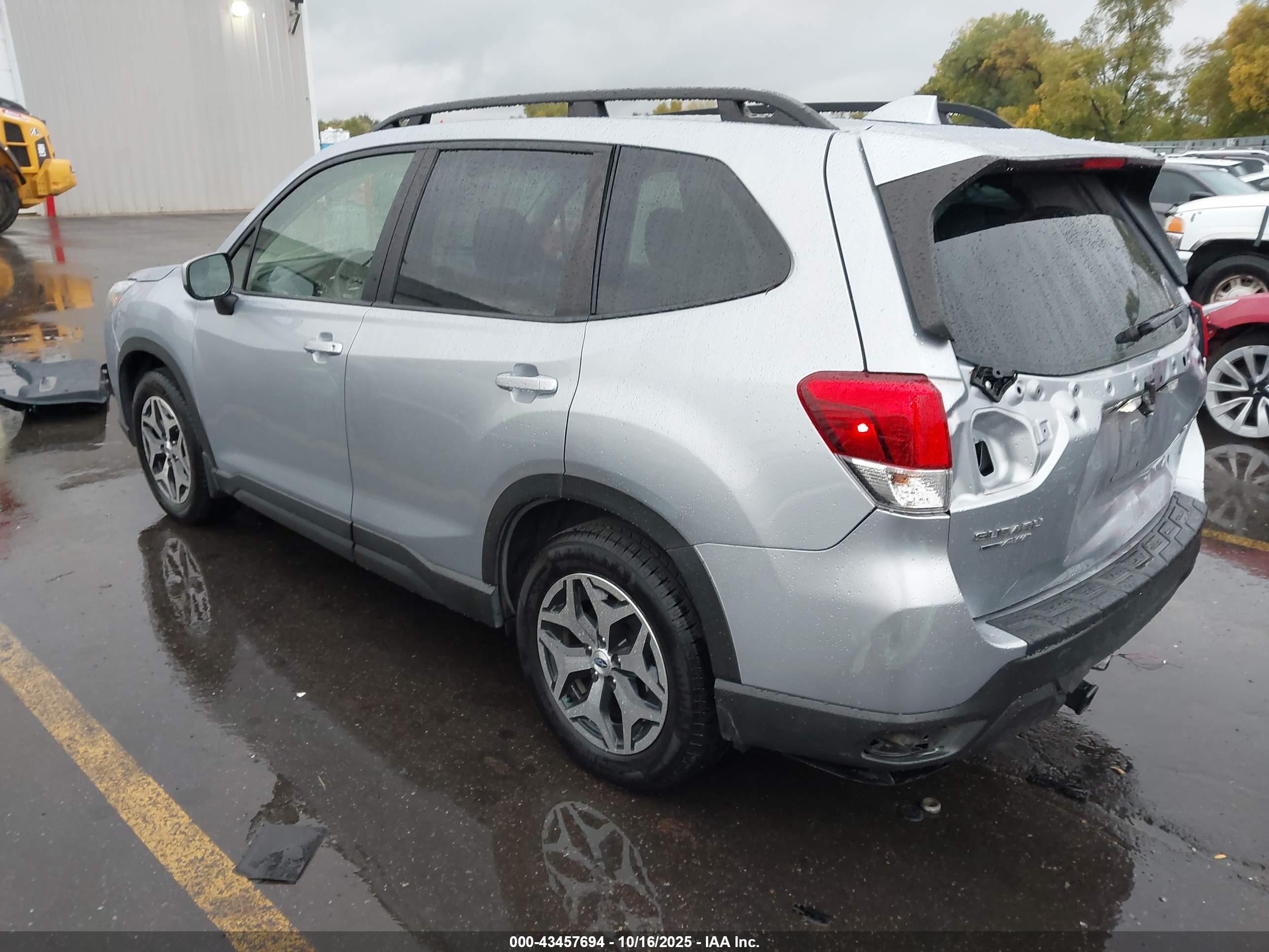 SUBARU FORESTER image 3